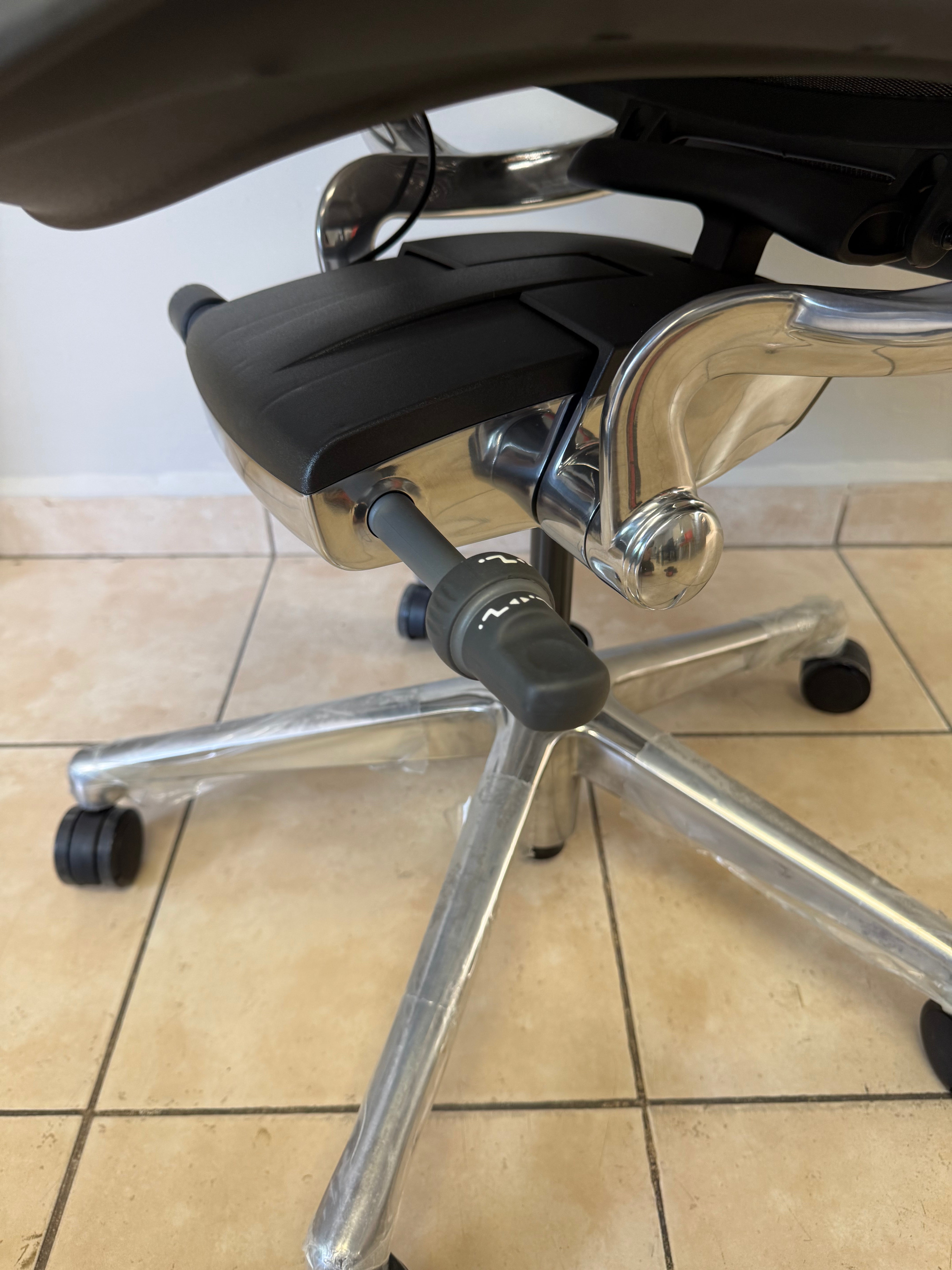 Silla Aeron Herman Miller Posture Fit Talla B Cromo Brazos 3D