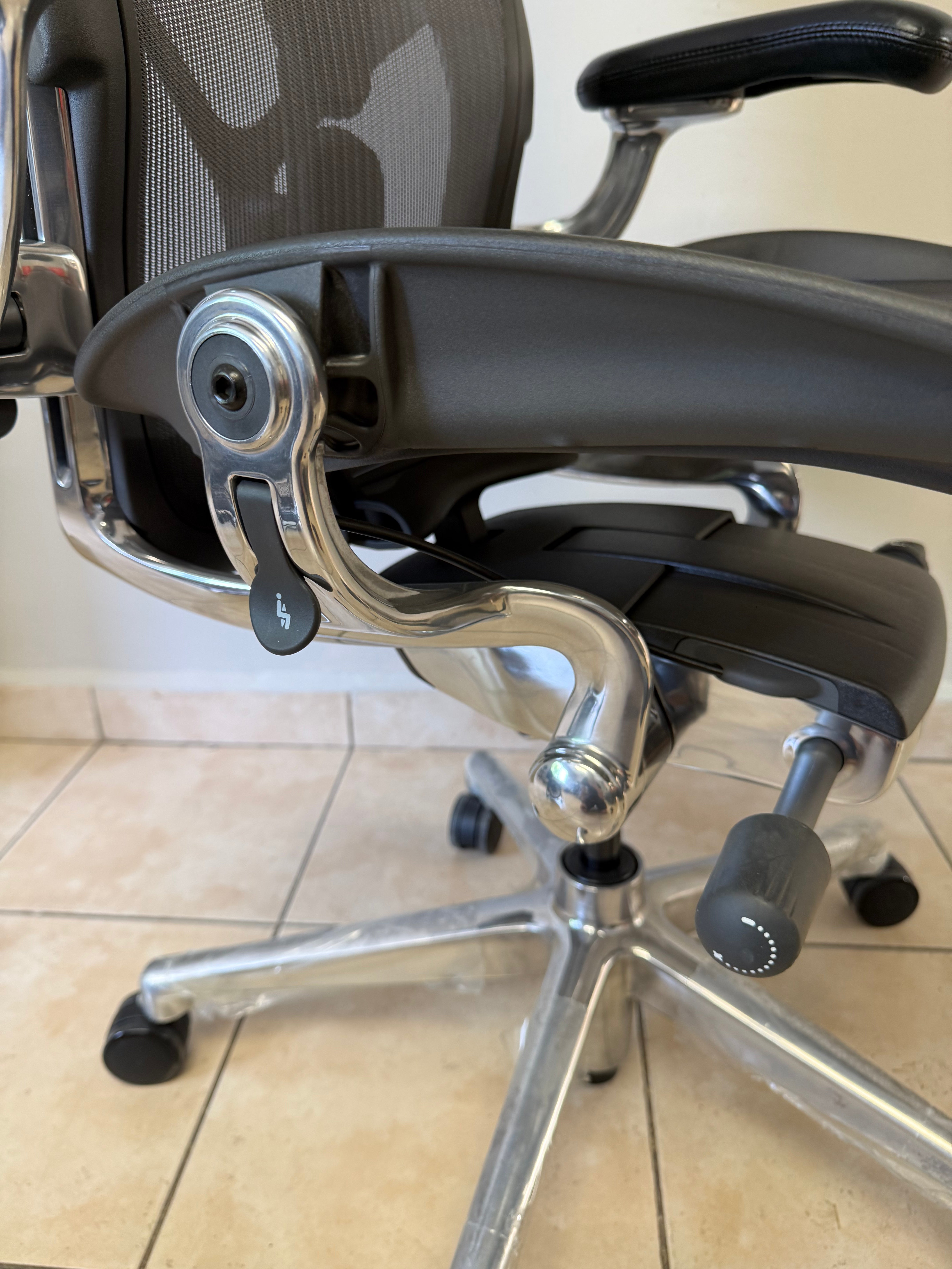 Silla Aeron Herman Miller Posture Fit Talla B Cromo Brazos 3D