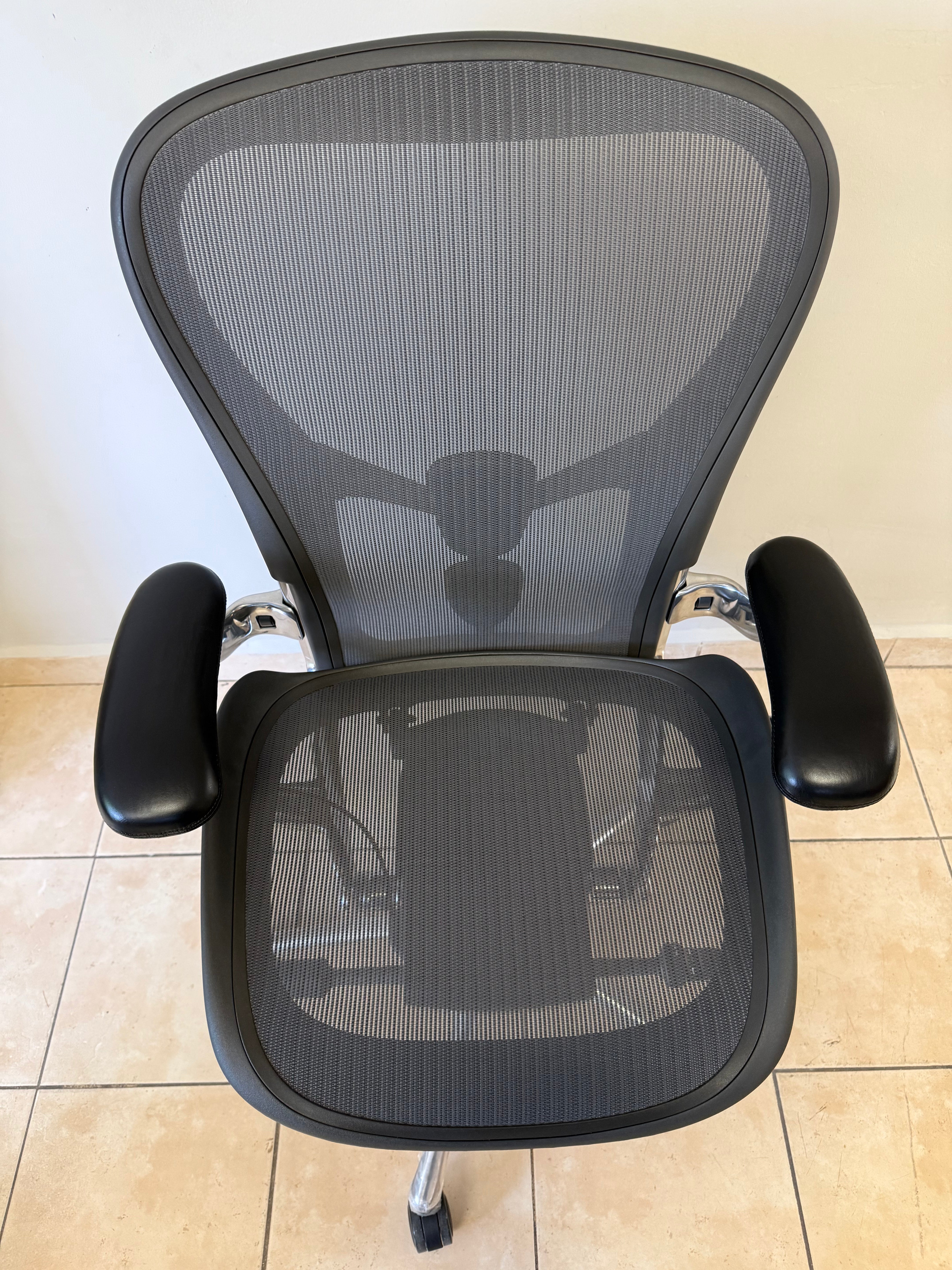 Silla Aeron Herman Miller Posture Fit Talla B Cromo Brazos 3D