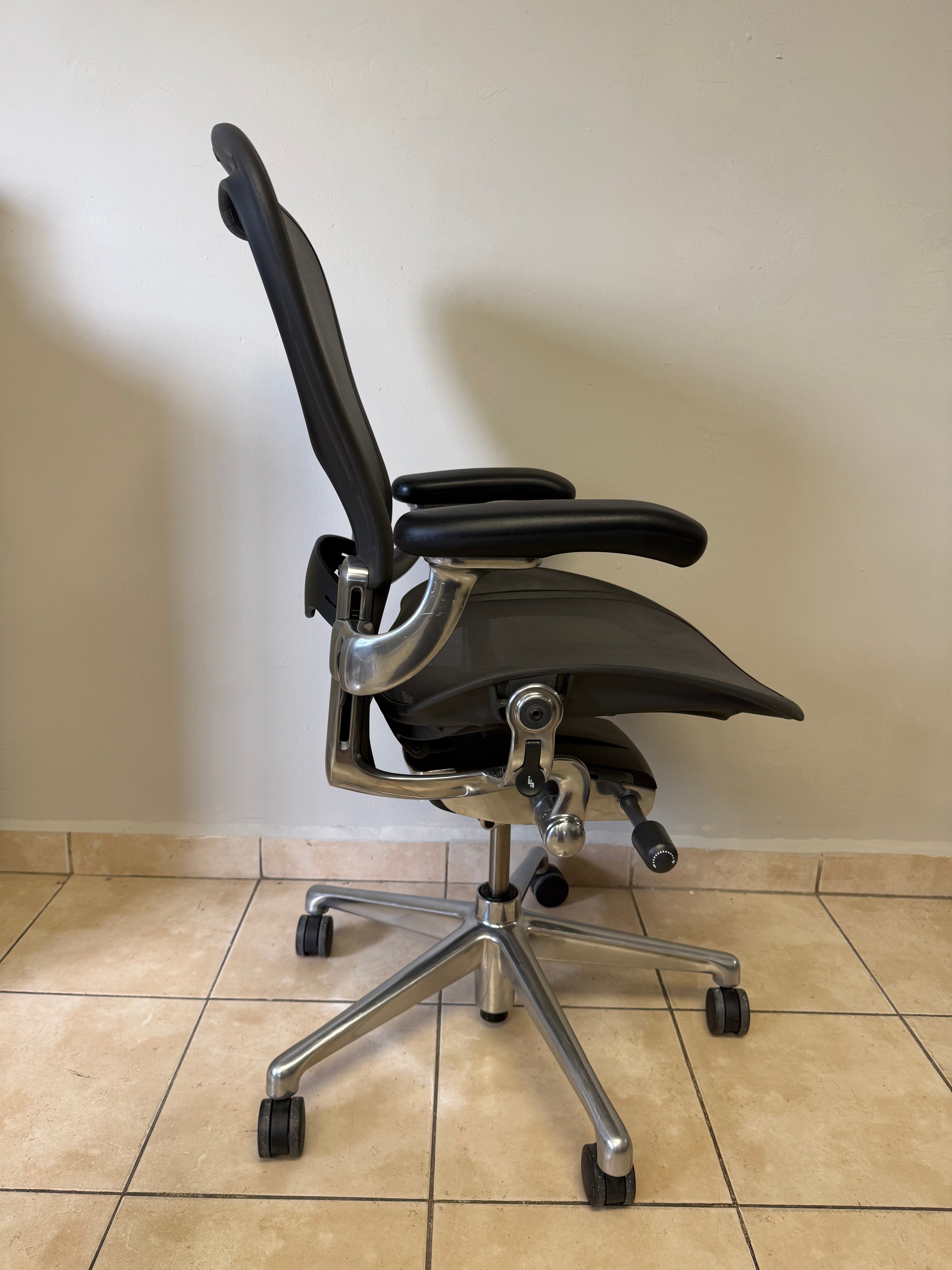 Silla Aeron Herman Miller Remastered Cromo Talla C - Preowned