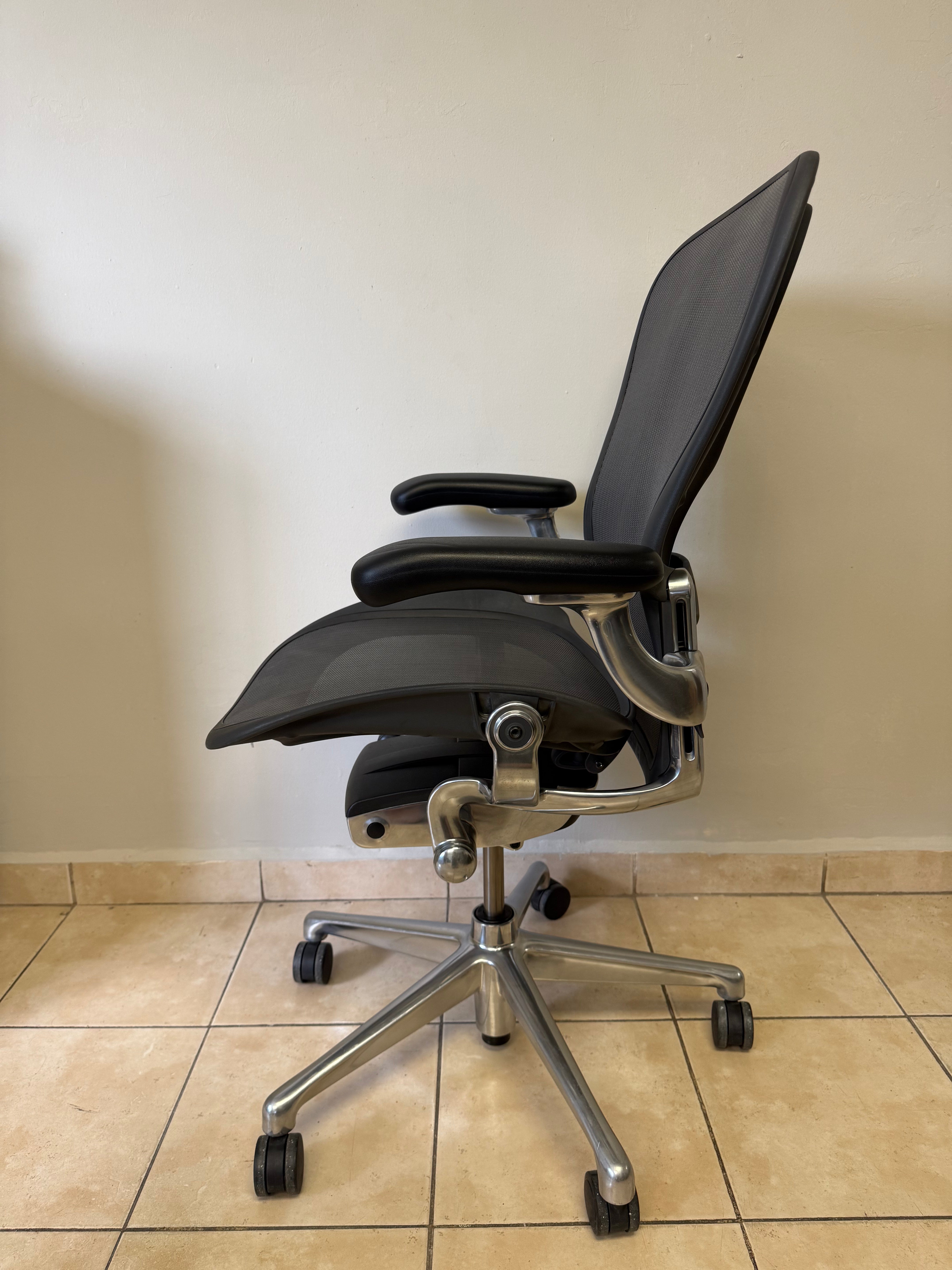 Silla Aeron Herman Miller Remastered Cromo Talla C - Preowned