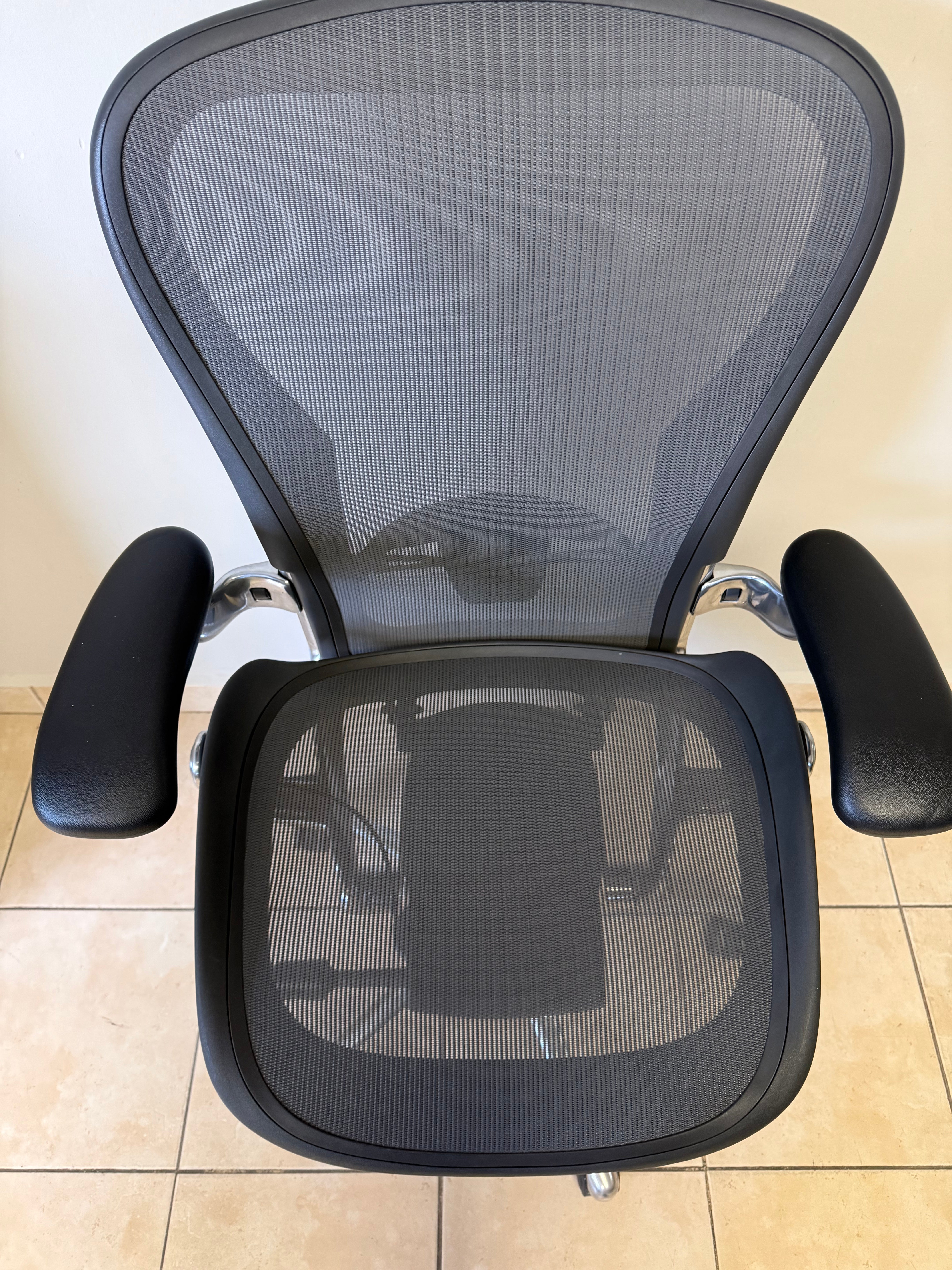 Silla Aeron Herman Miller Remastered Cromo Talla C - Preowned