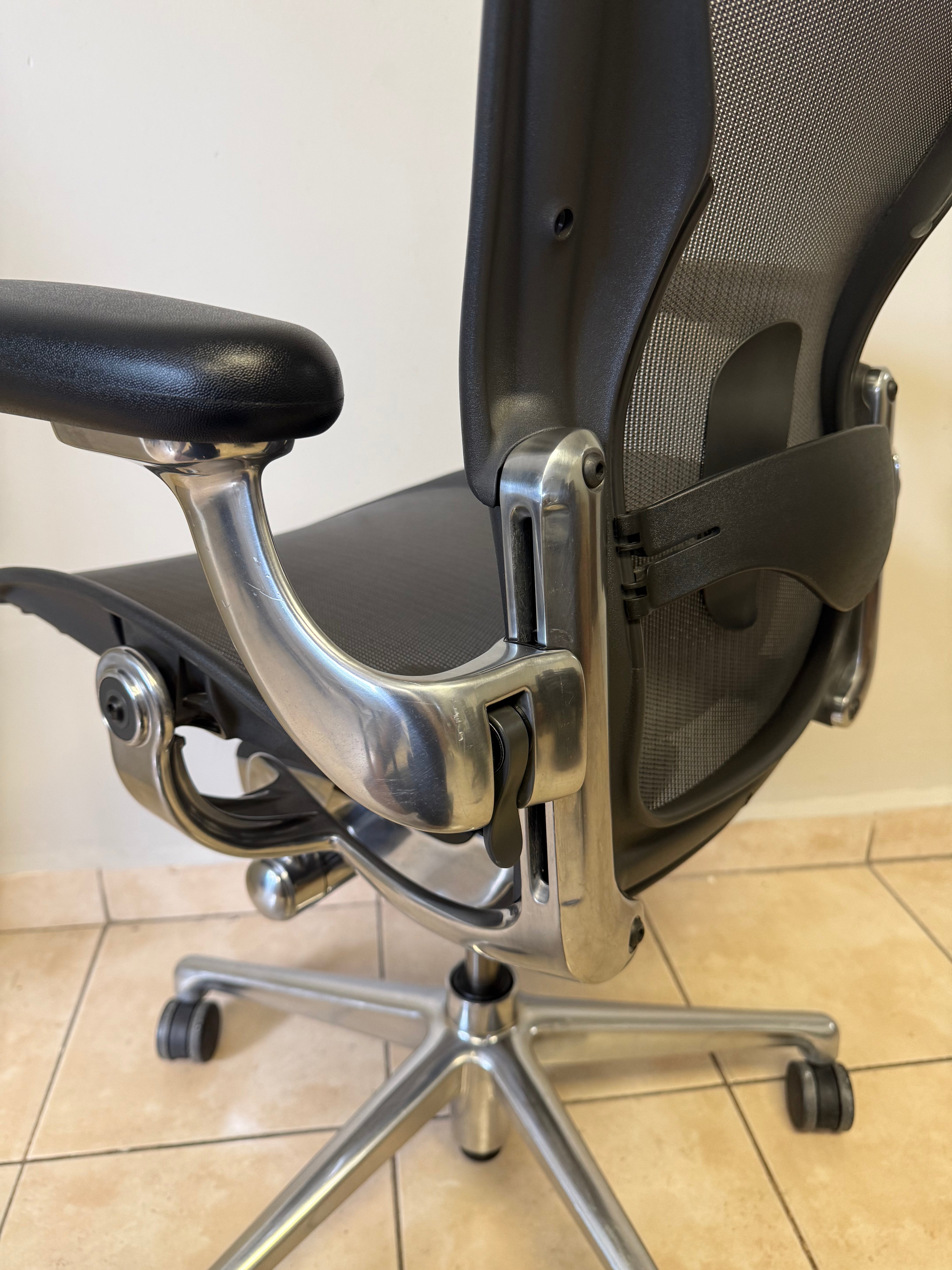Silla Aeron Herman Miller Remastered Cromo Talla C - Preowned