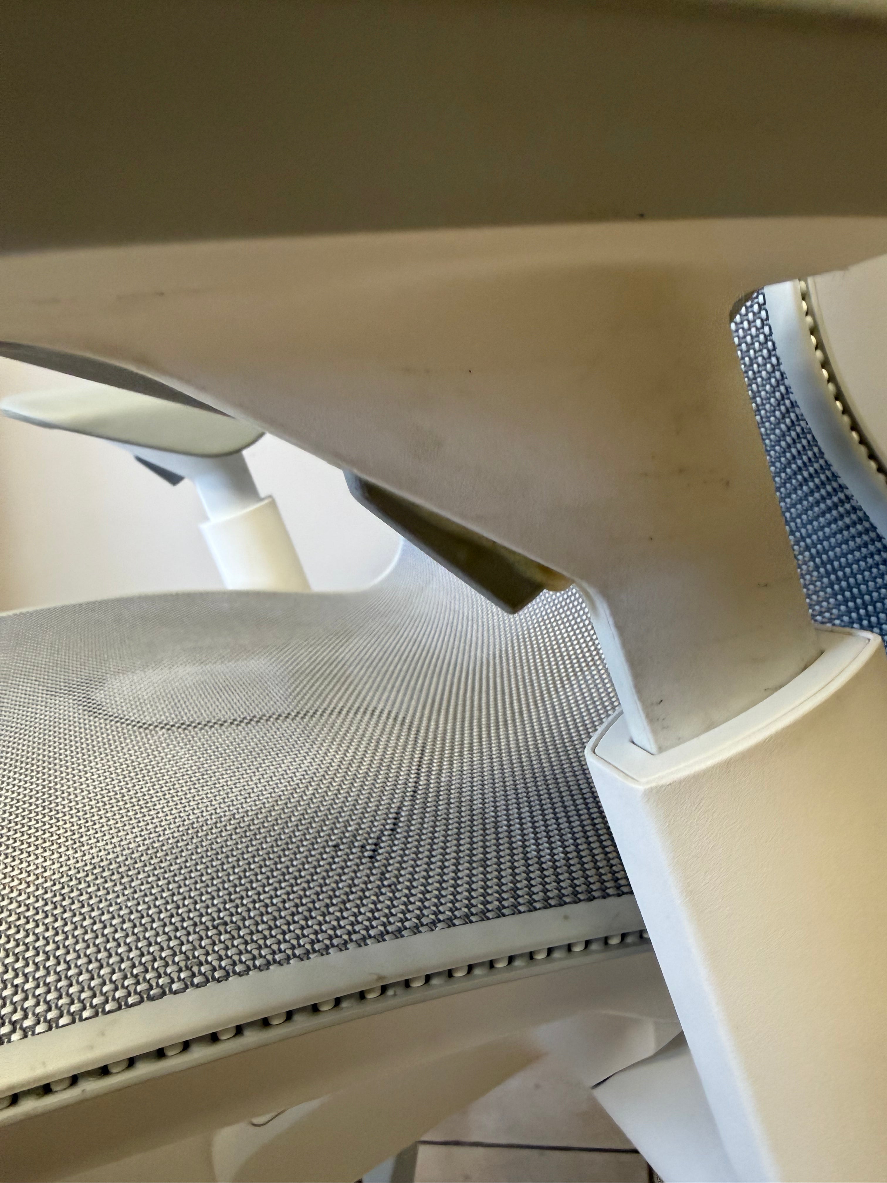 Silla Herman Miller Cosm Alta Blanca - Preowned