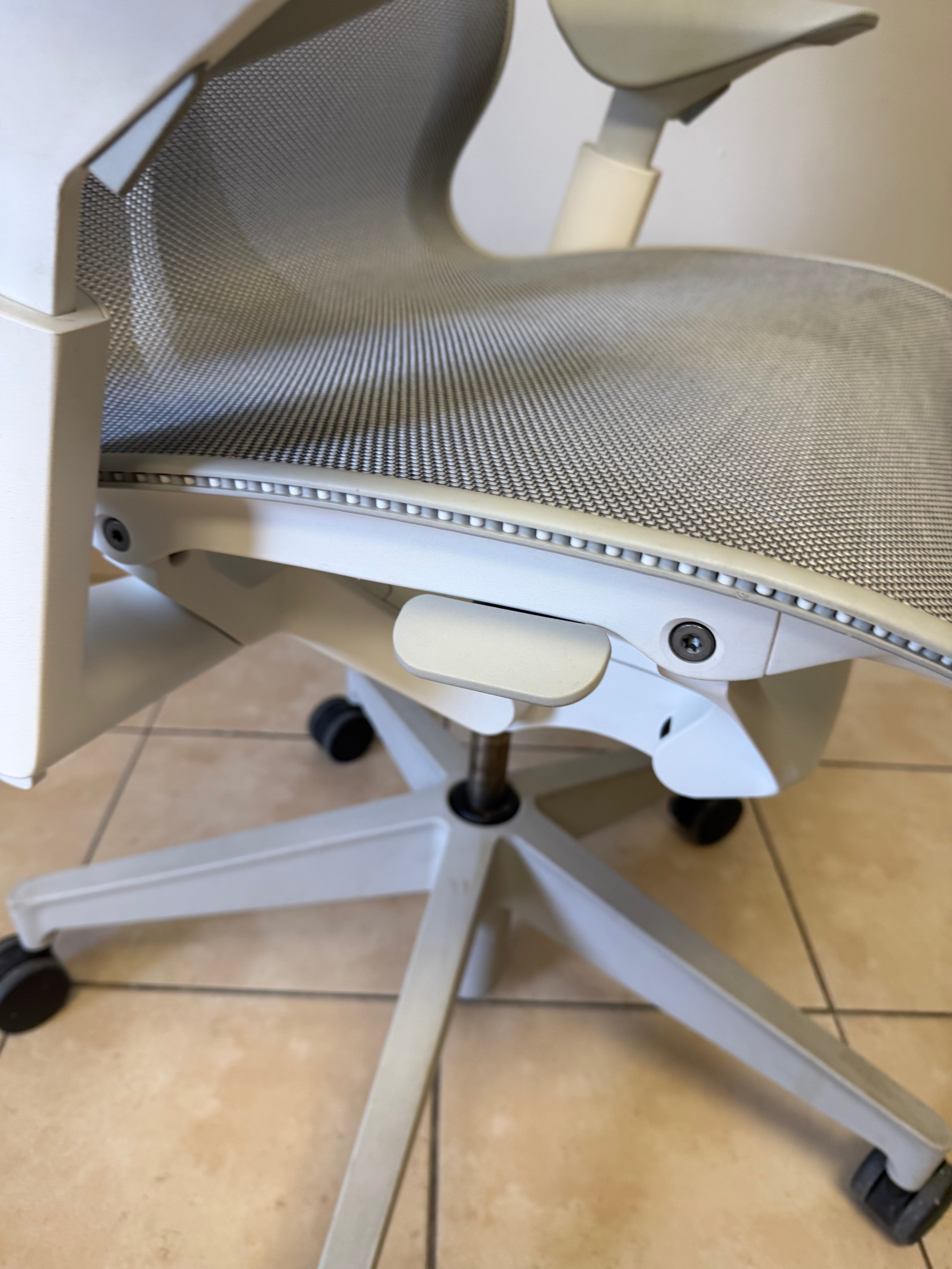 Silla Herman Miller Cosm Alta Blanca - Preowned