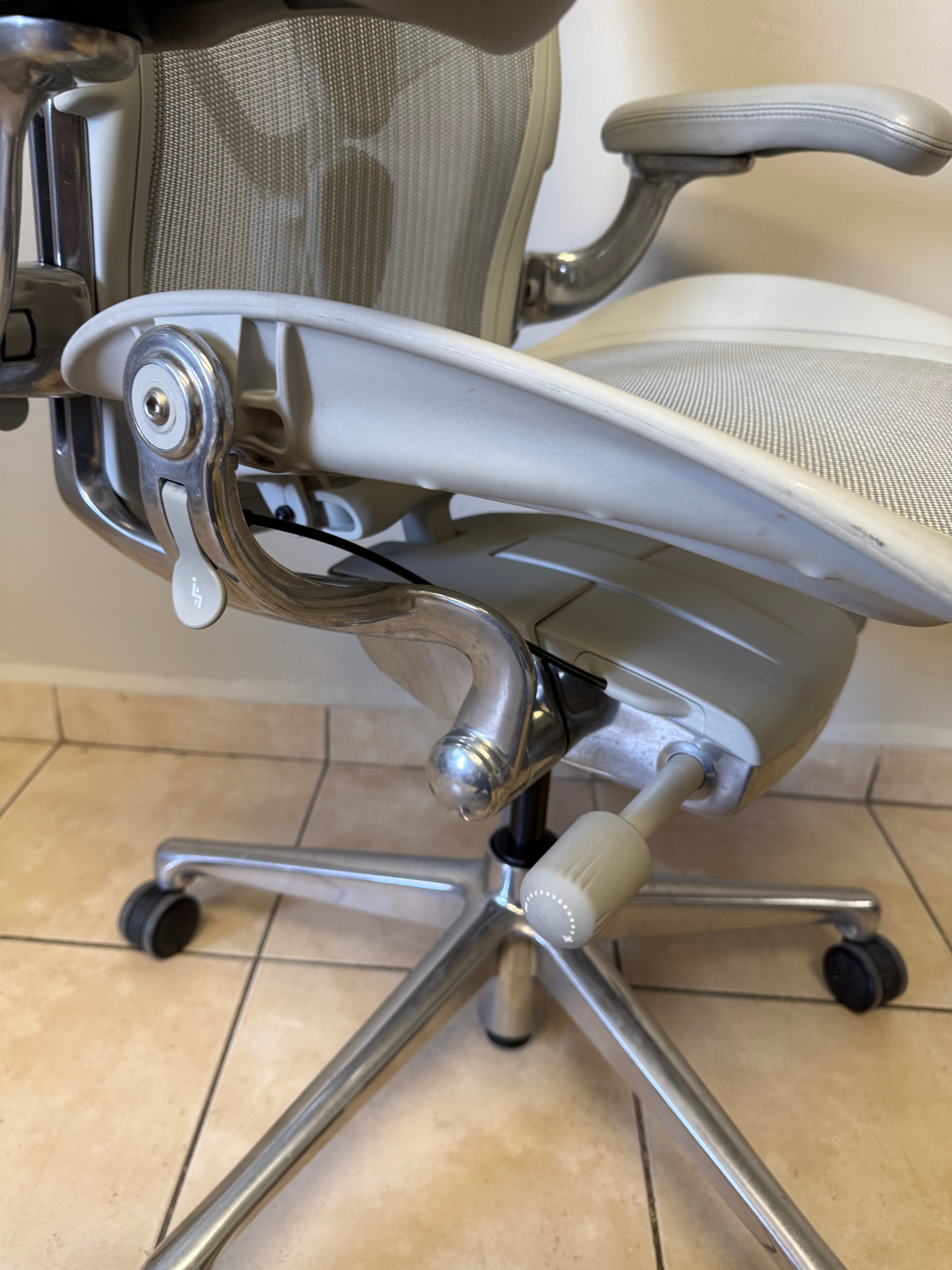 Silla Aeron Herman Miller Mineral Posture Fit Cromo Talla C - Preowned