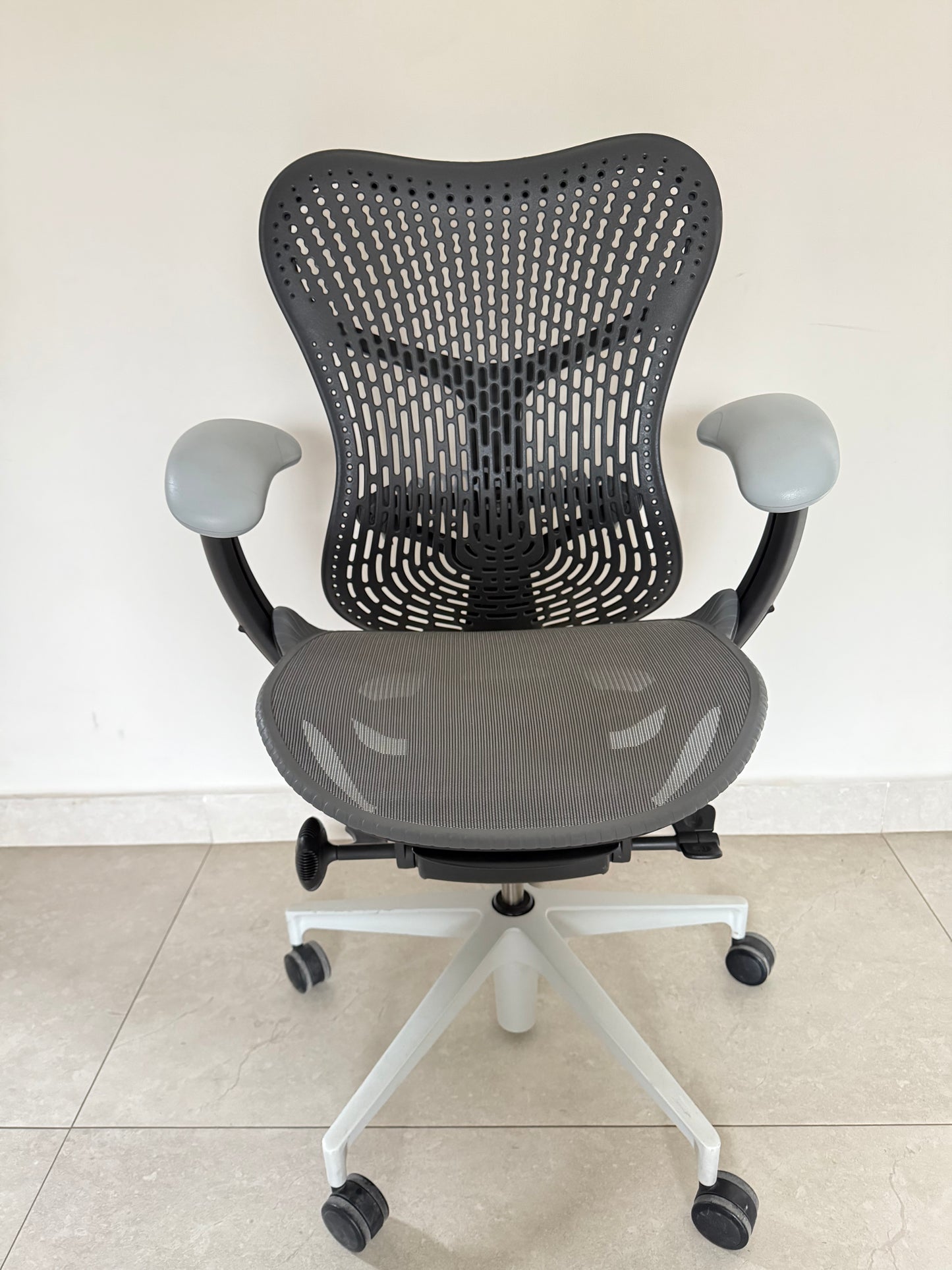 Silla Mirra 2 Equipada Herman Miller gris - Preowned