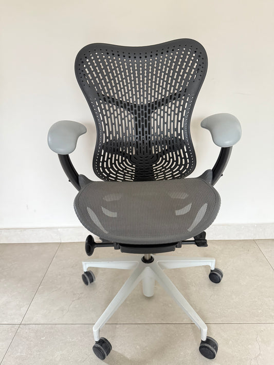 Silla Mirra 2 Equipada Herman Miller gris - Preowned