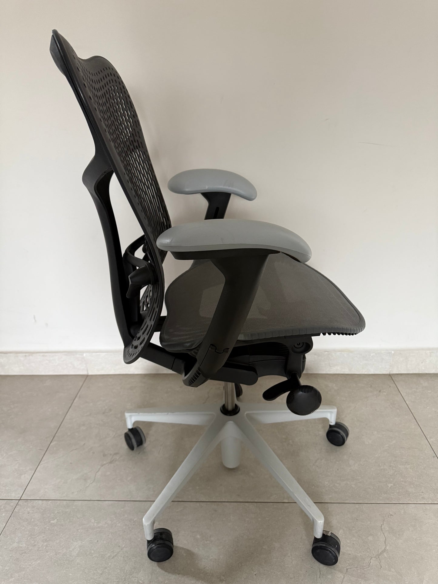 Silla Mirra 2 Equipada Herman Miller gris - Preowned