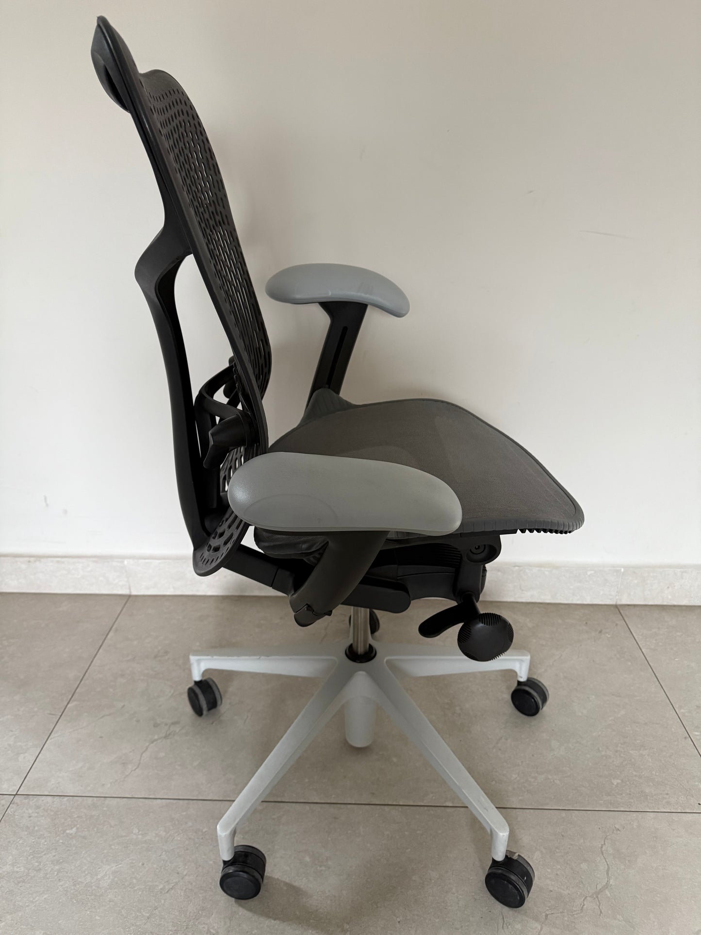 Silla Mirra 2 Equipada Herman Miller gris - Preowned