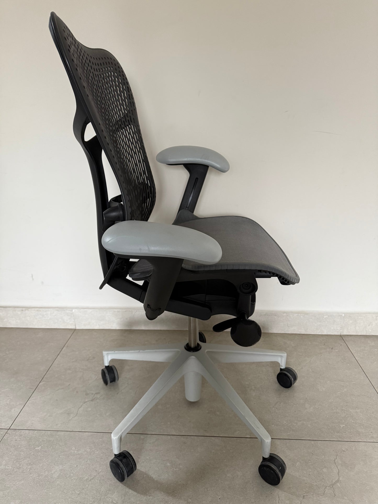 Silla Mirra 2 Equipada Herman Miller gris - Preowned