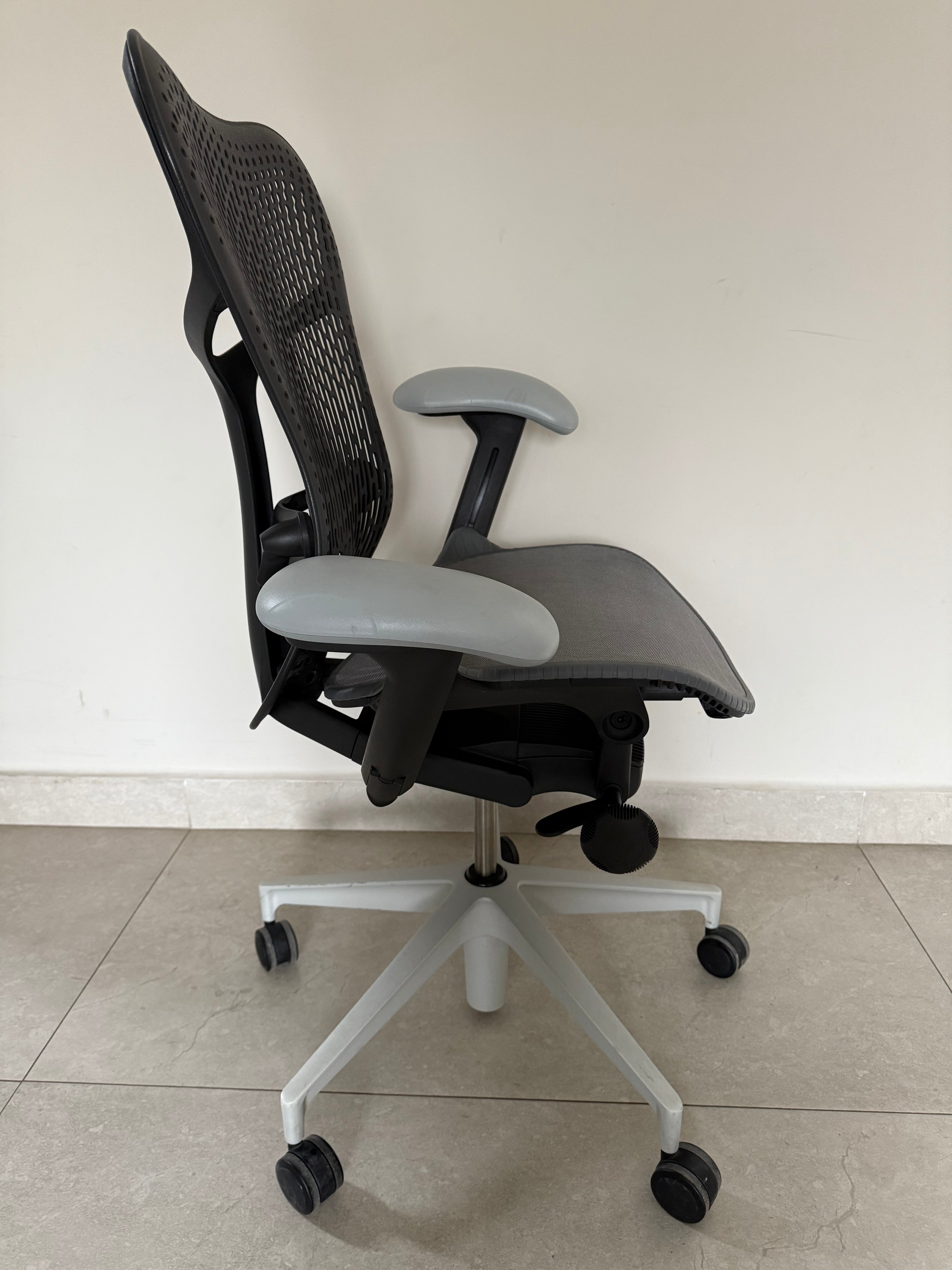 Silla Mirra 2 Equipada Herman Miller gris - Preowned