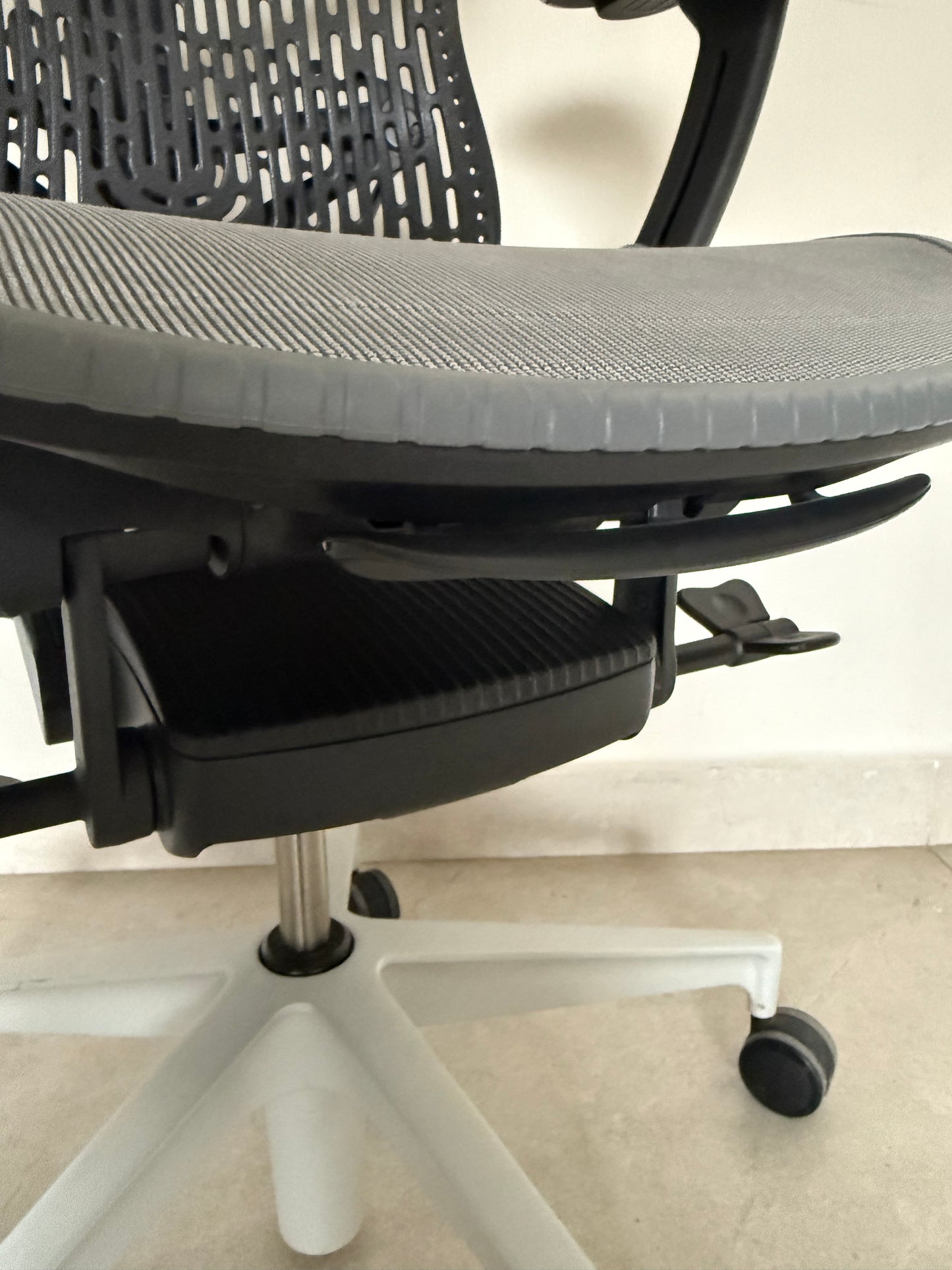Silla Mirra 2 Equipada Herman Miller gris - Preowned
