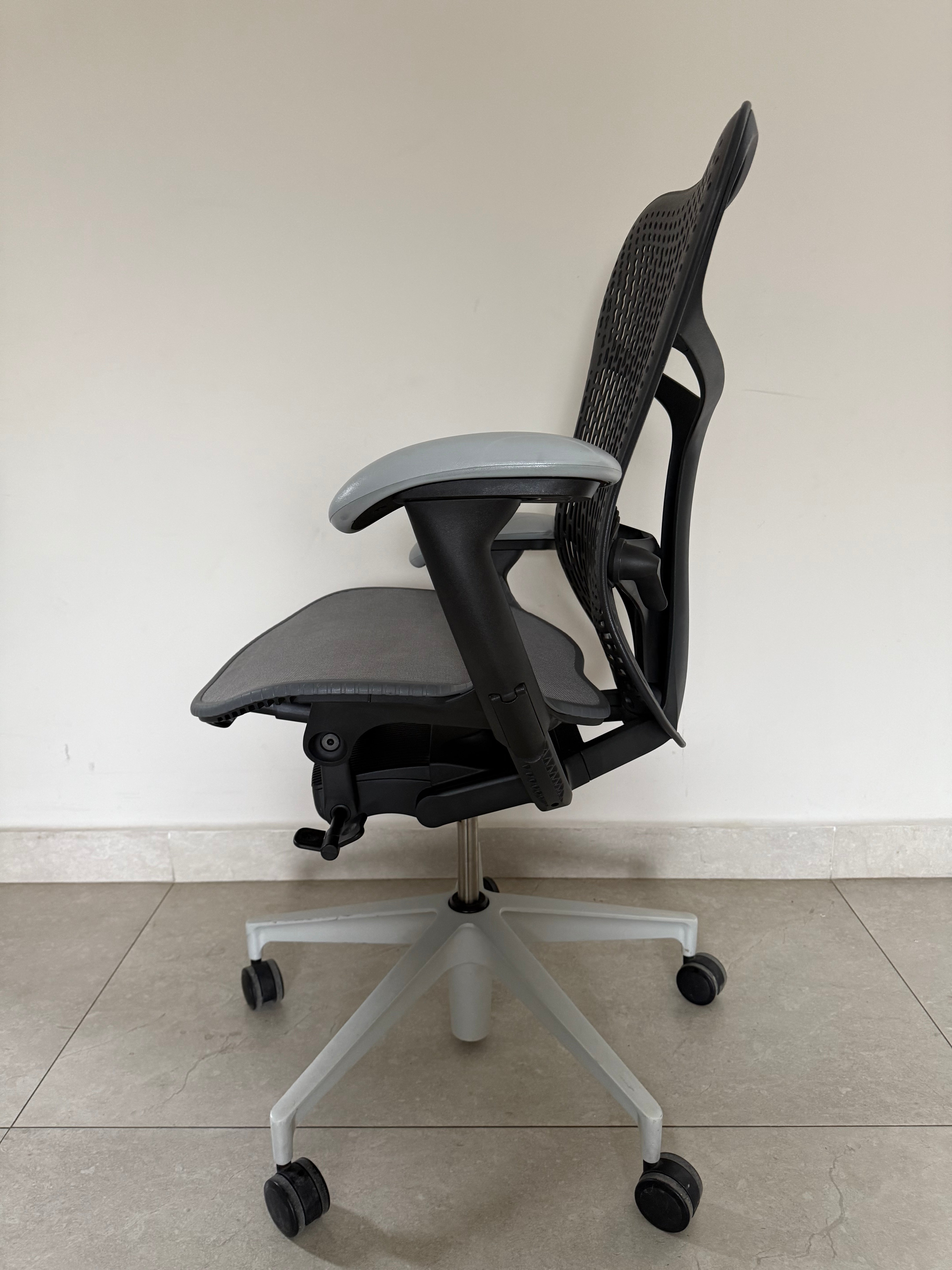 Silla Mirra 2 Equipada Herman Miller gris - Preowned