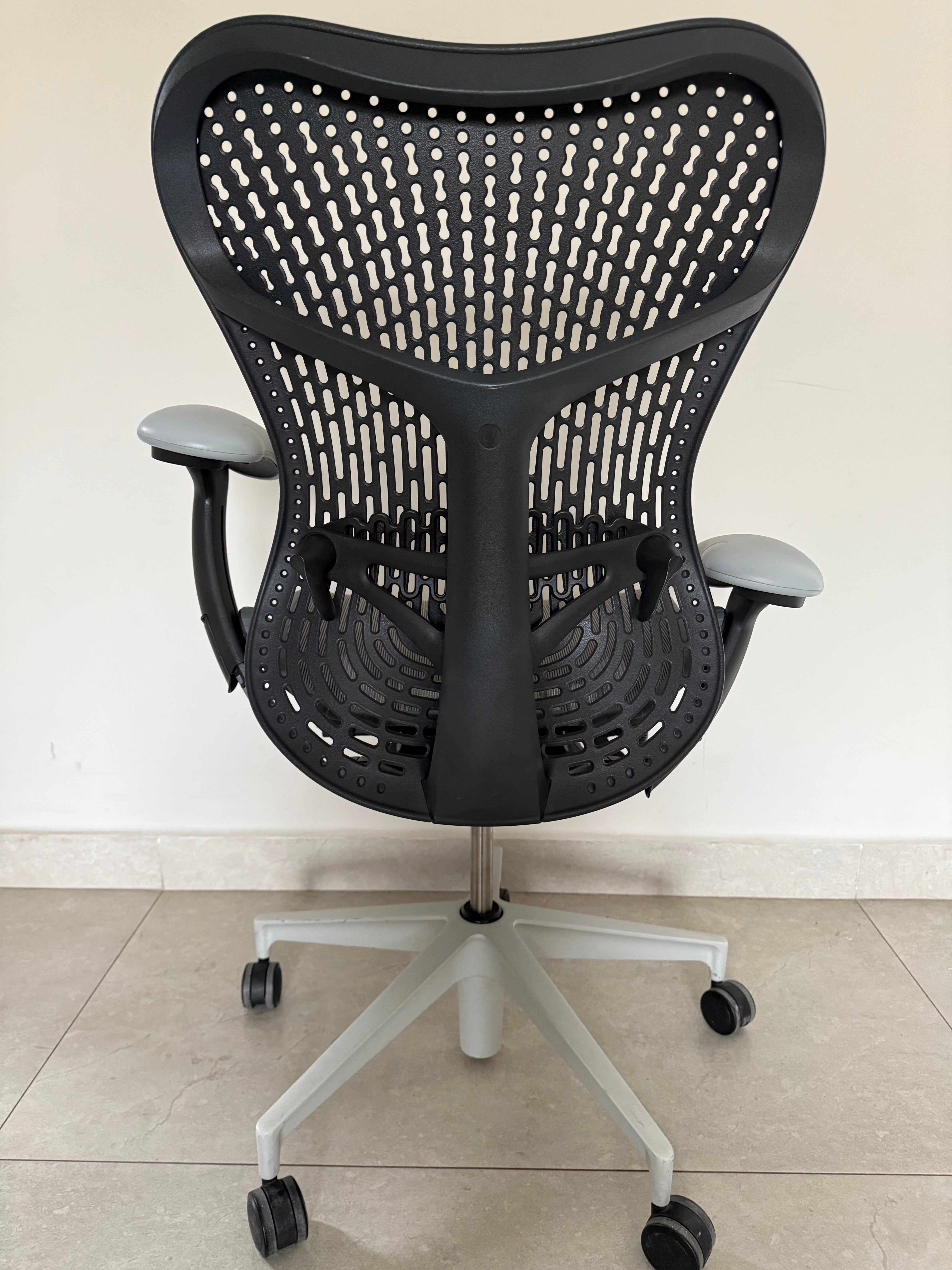Silla Mirra 2 Equipada Herman Miller gris - Preowned