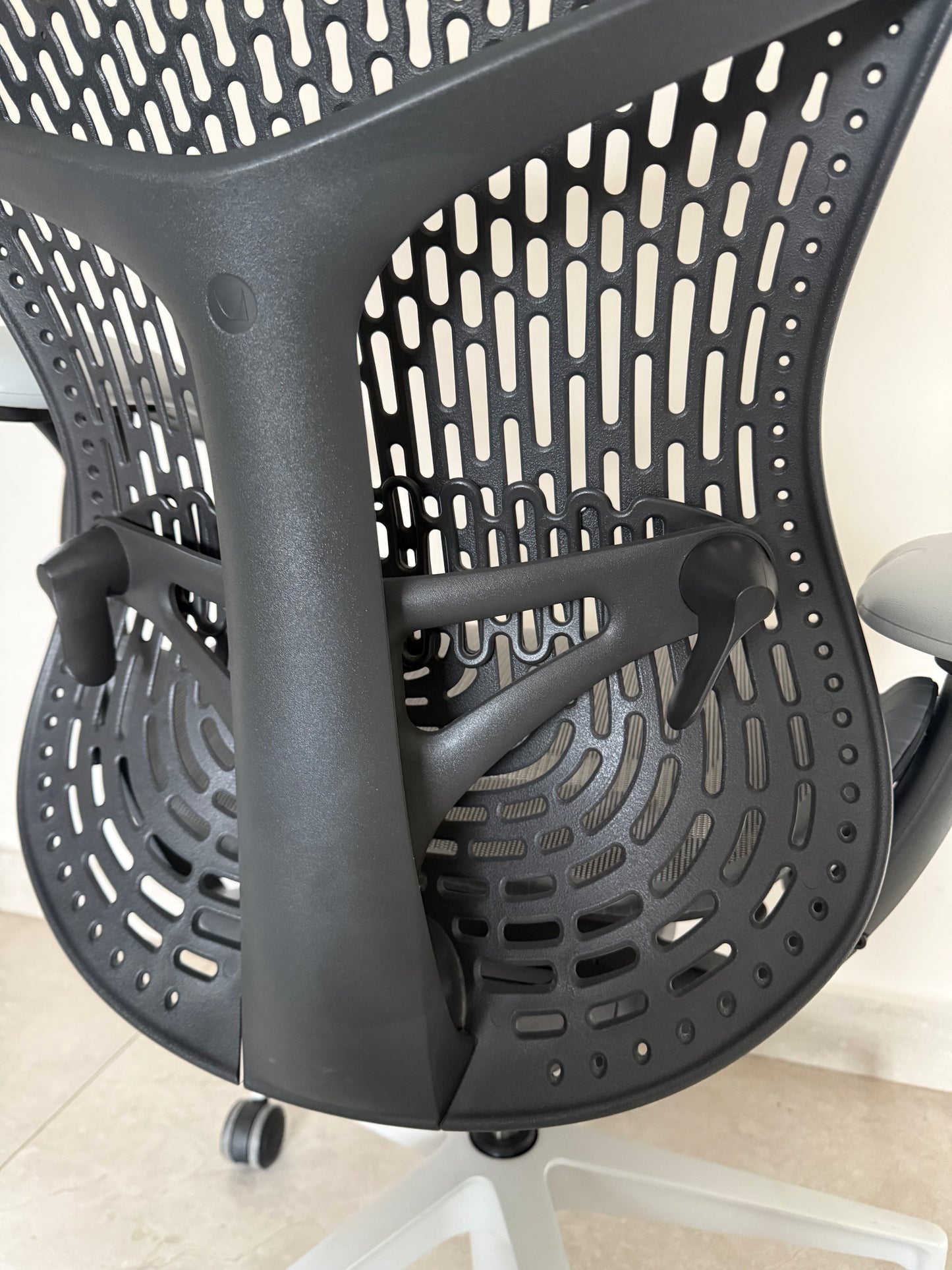 Silla Mirra 2 Equipada Herman Miller gris - Preowned
