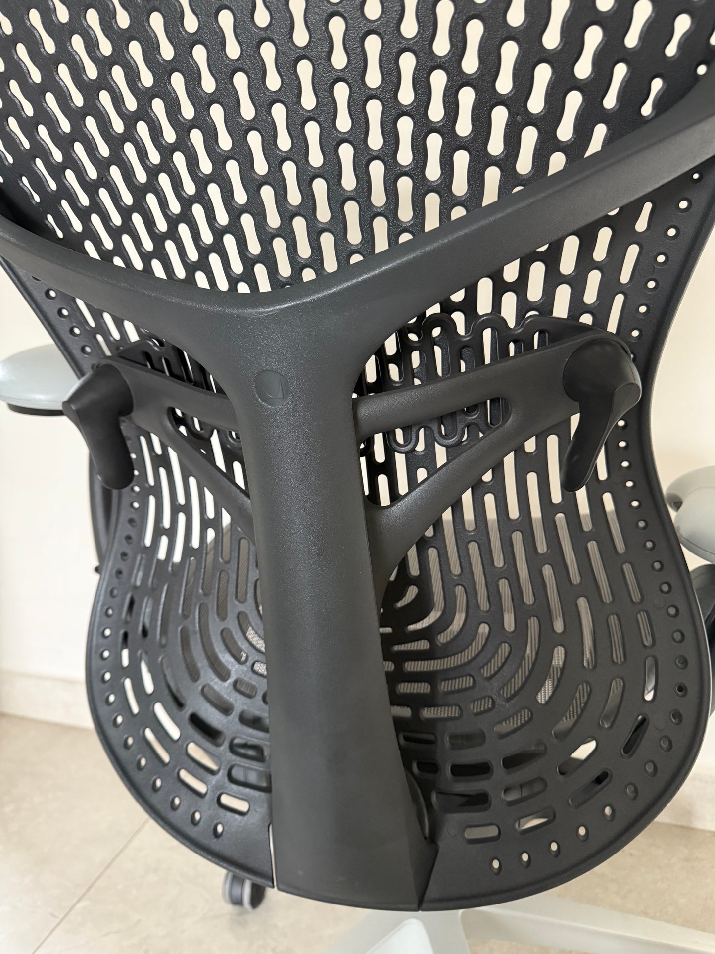 Silla Mirra 2 Equipada Herman Miller gris - Preowned