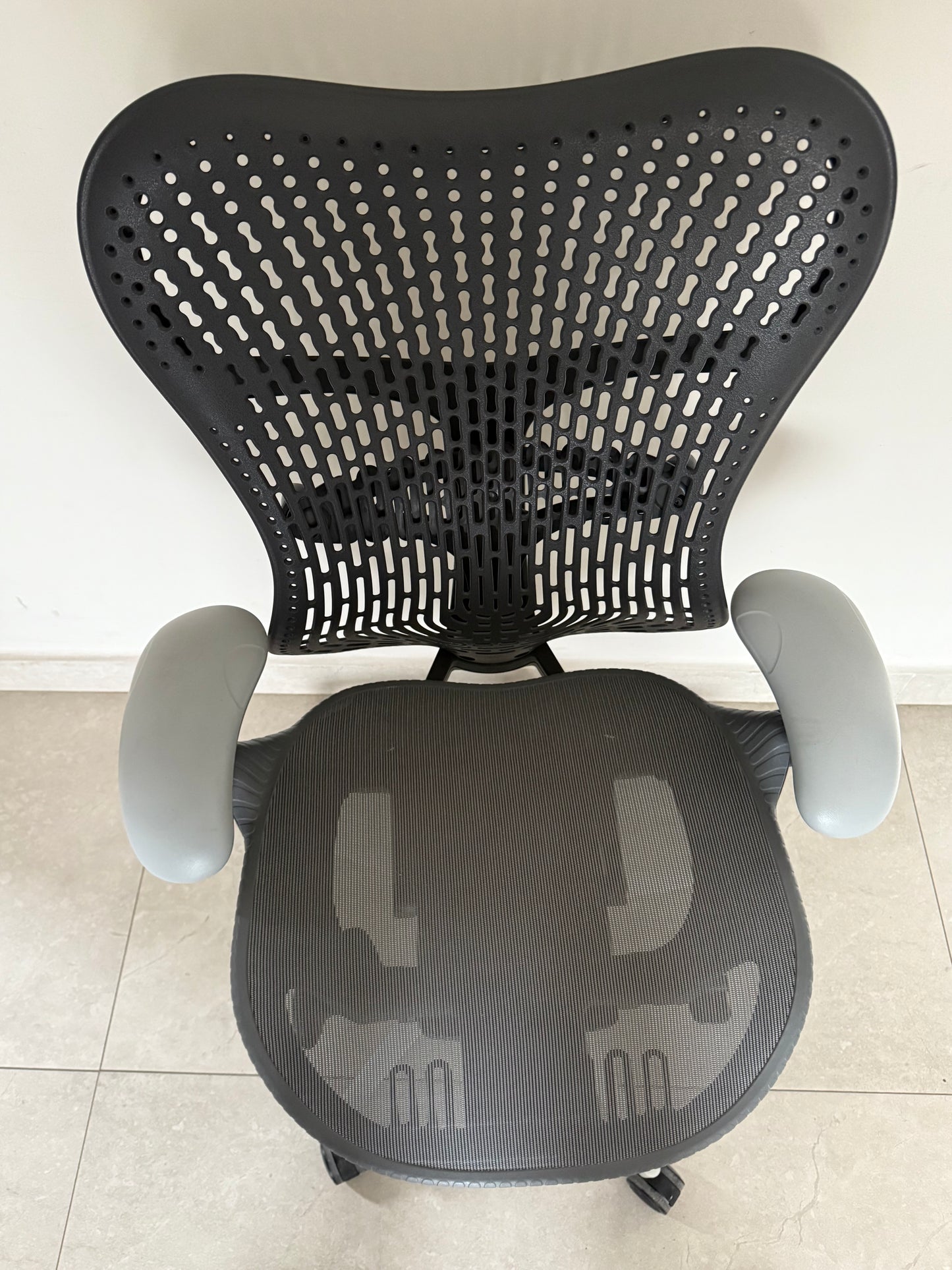Silla Mirra 2 Equipada Herman Miller gris - Preowned