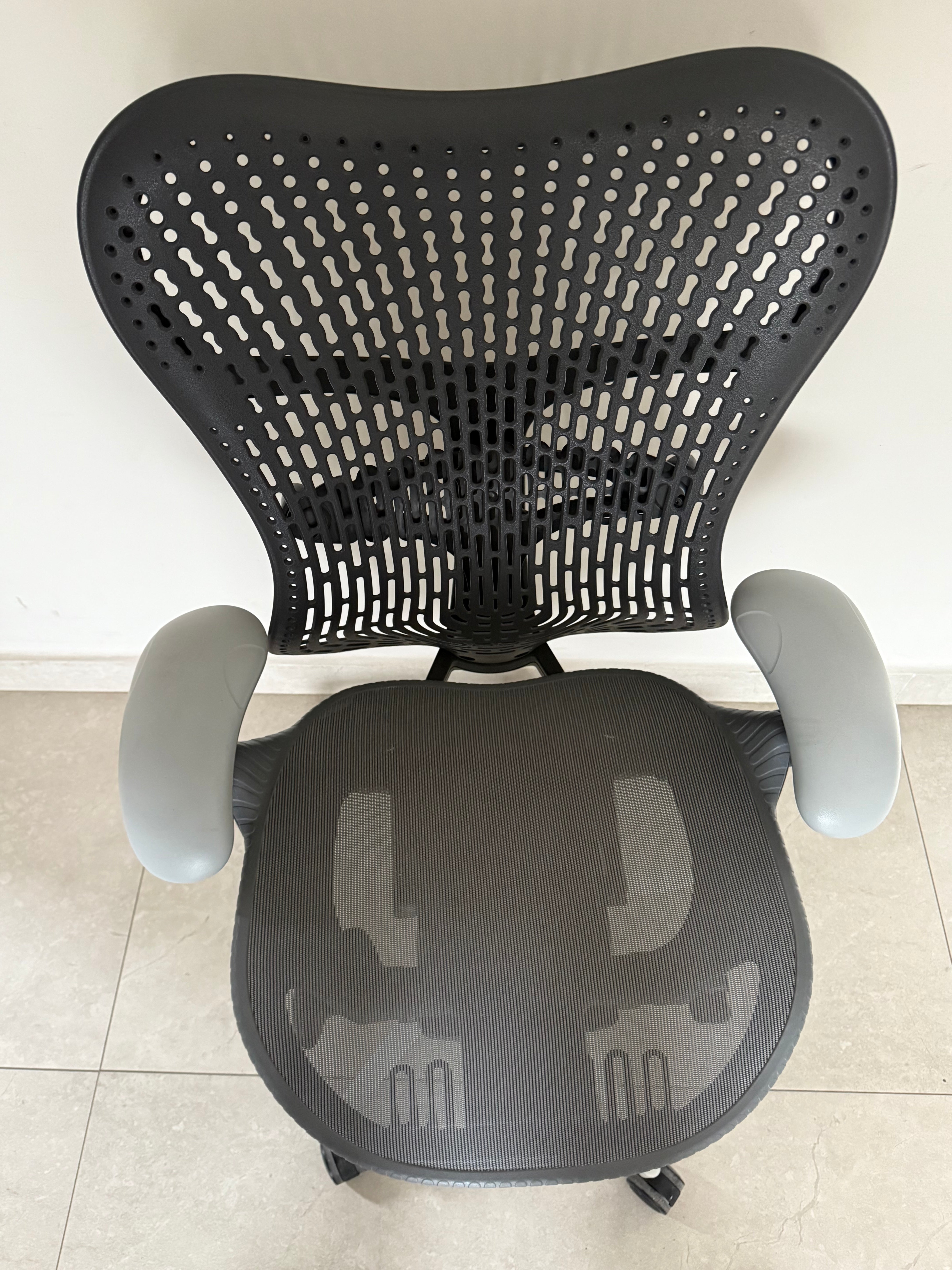 Silla Mirra 2 Equipada Herman Miller gris - Preowned