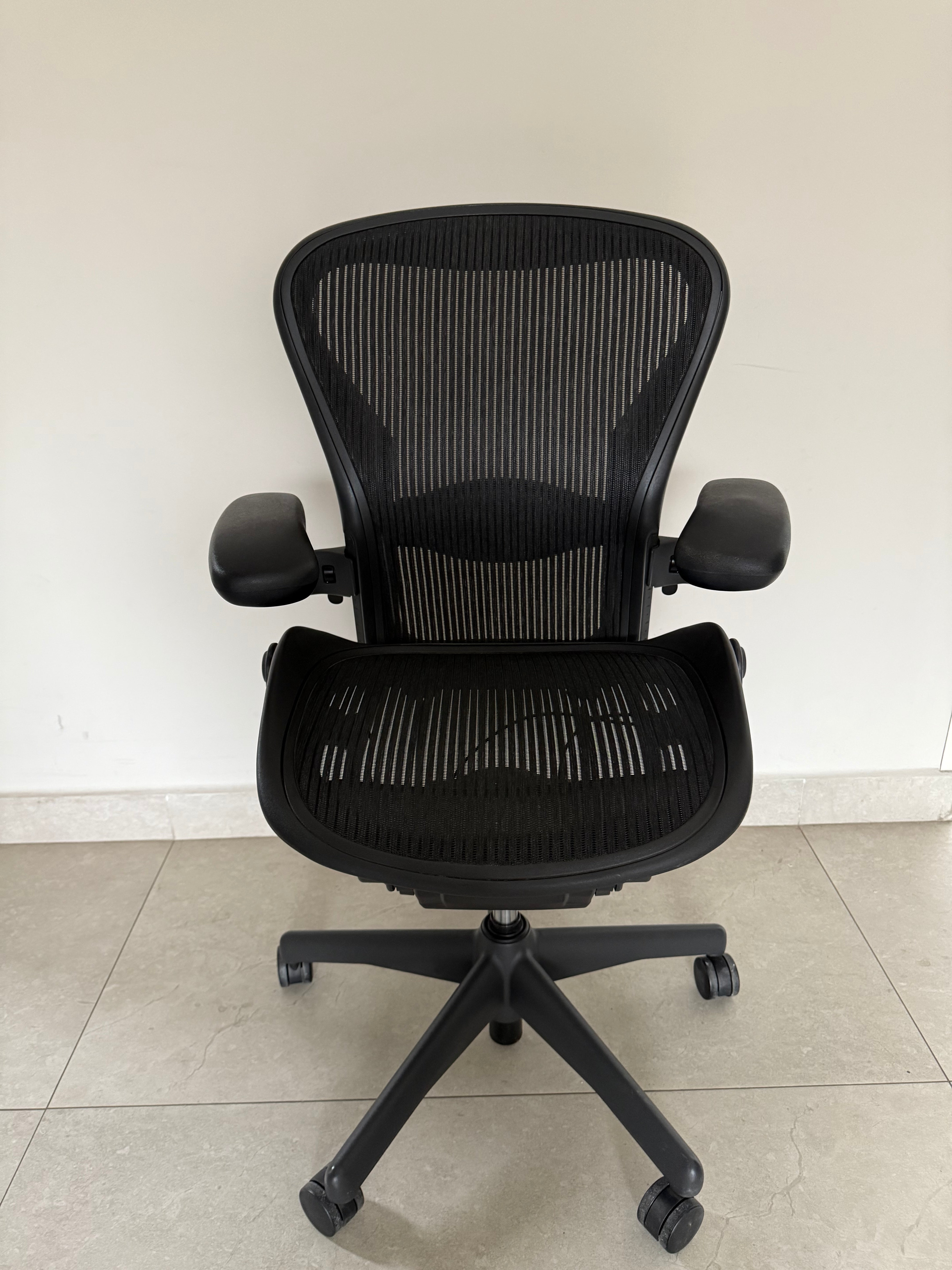 Aeron Classic talla B Equipada Brazos ajustables y Soporte lumbar