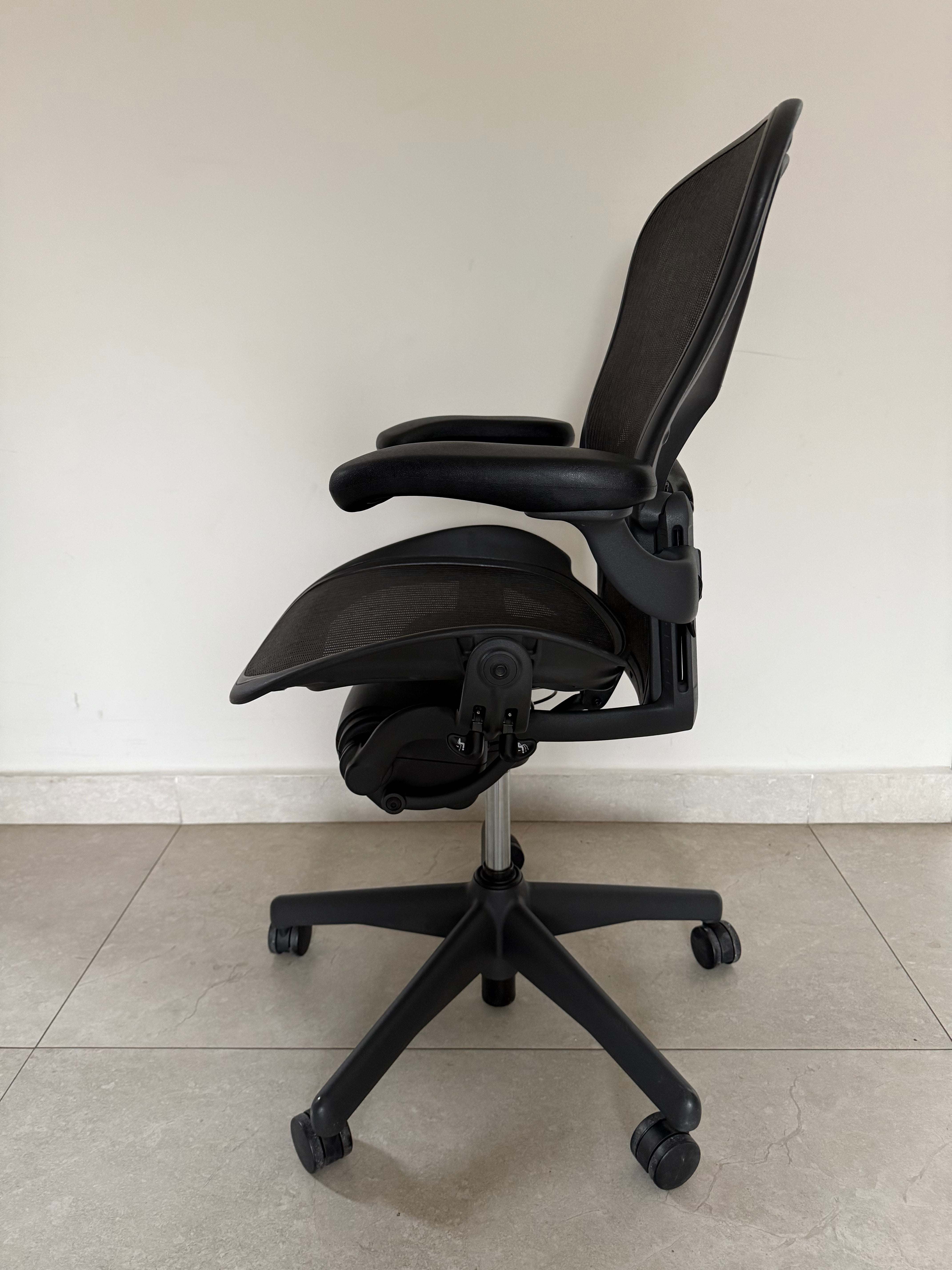 Aeron Classic talla B Equipada Brazos ajustables y Soporte lumbar