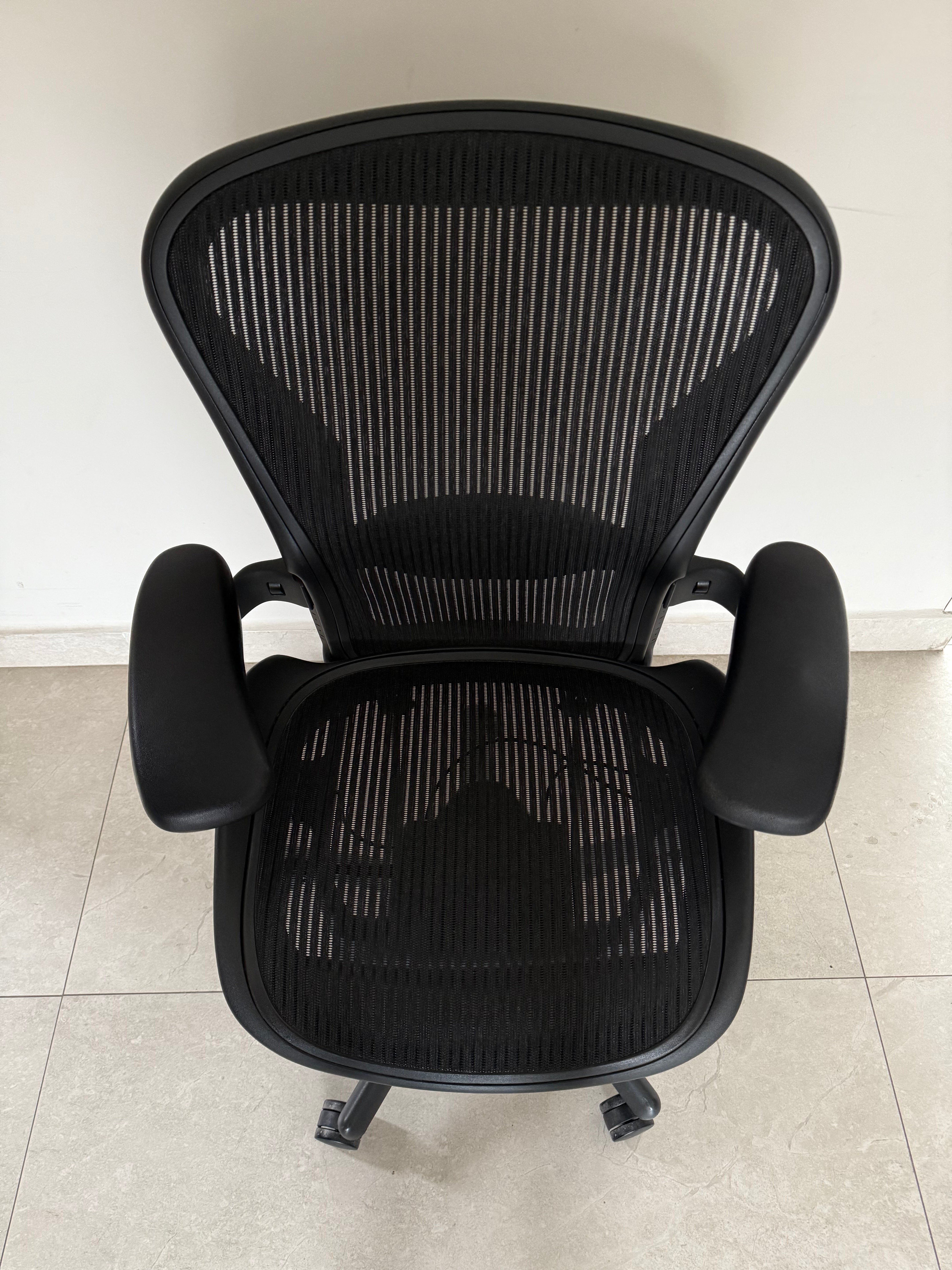 Aeron Classic talla B Equipada Brazos ajustables y Soporte lumbar