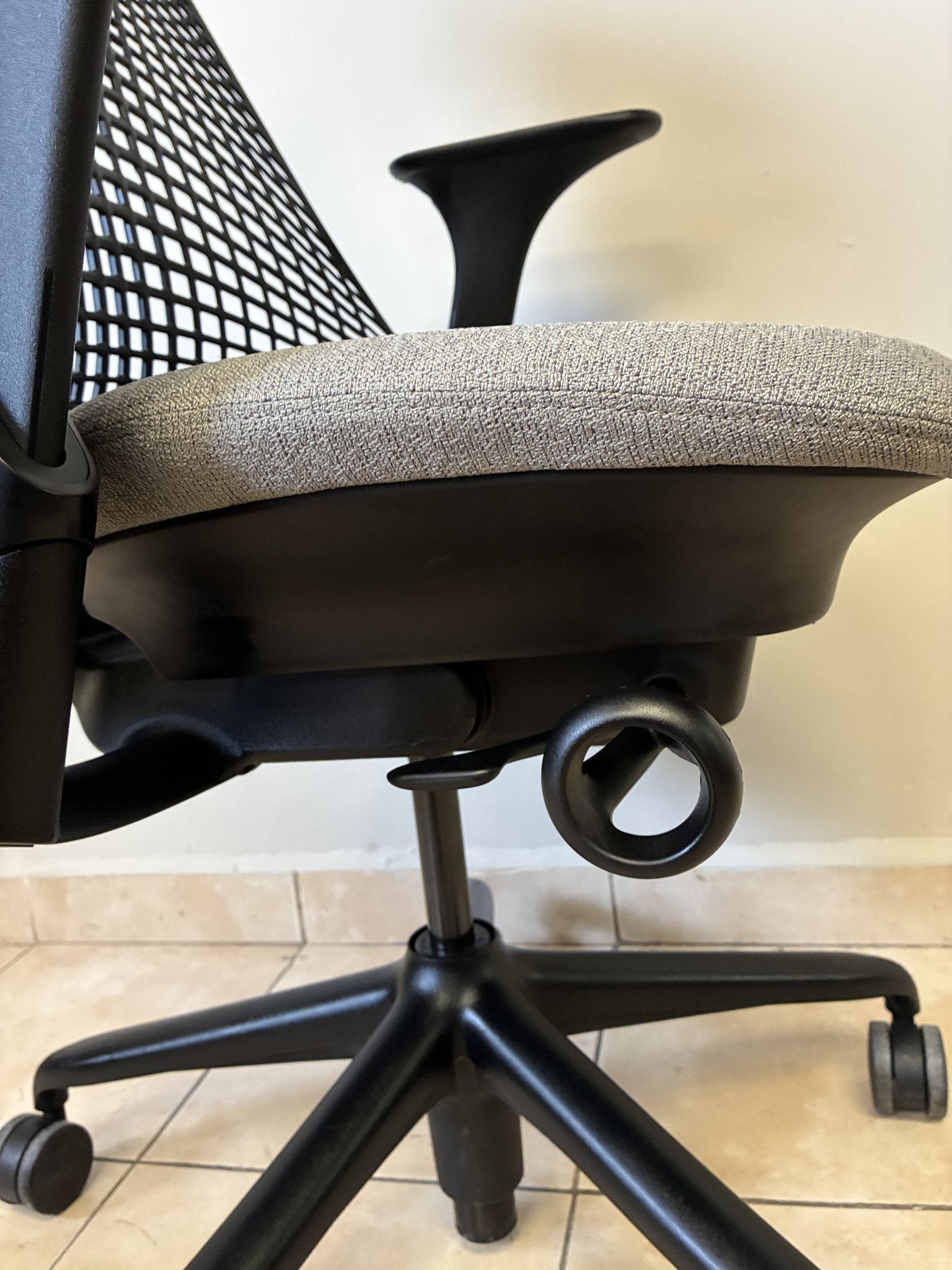 Silla de oficina Herman Miller Sayl pre-owned, asiento gris y respaldo negro, vista lateral de la base.