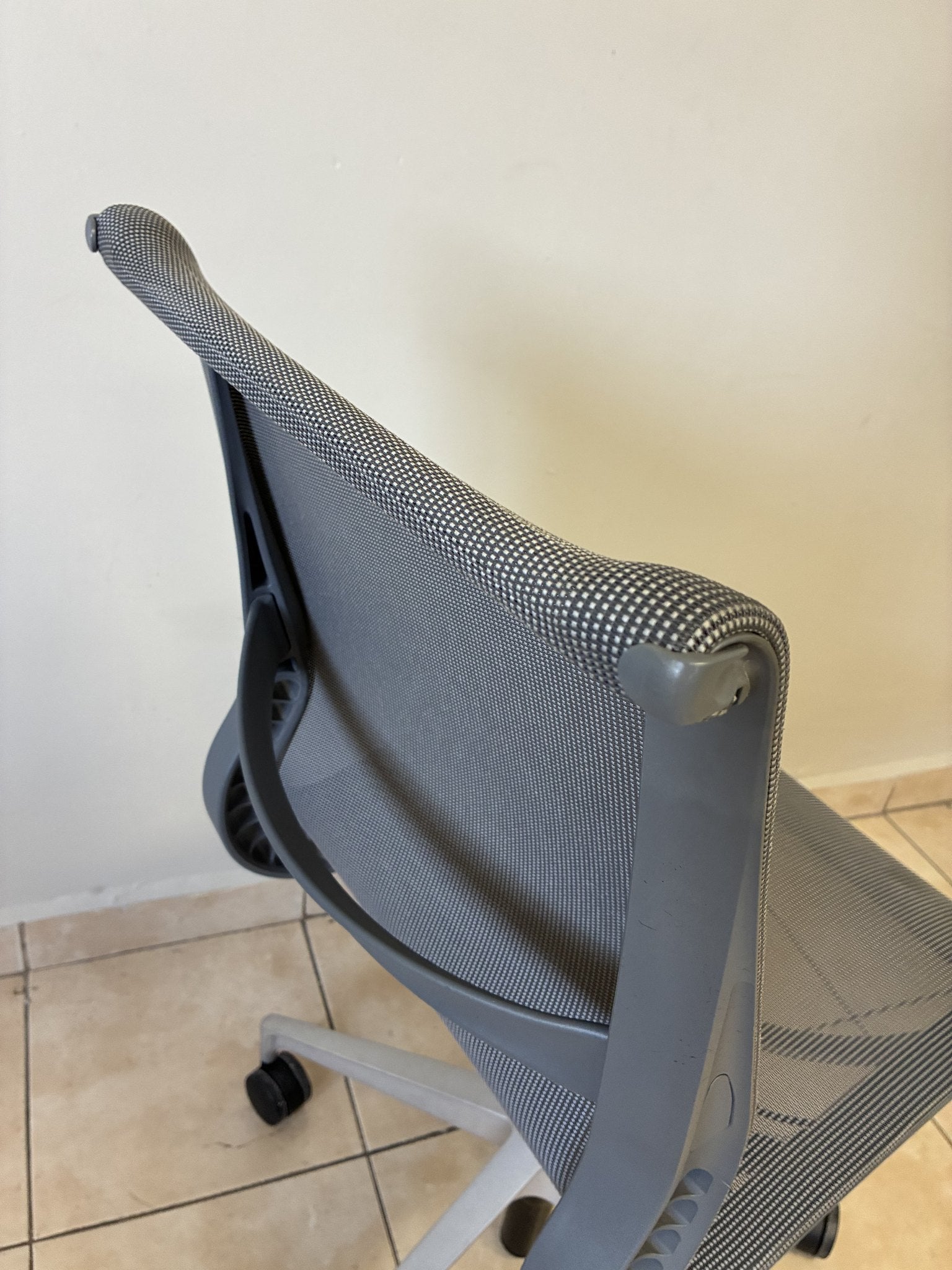 Silla de oficina Herman Miller Setu preowned, color gris claro, vista trasera de respaldo y base.