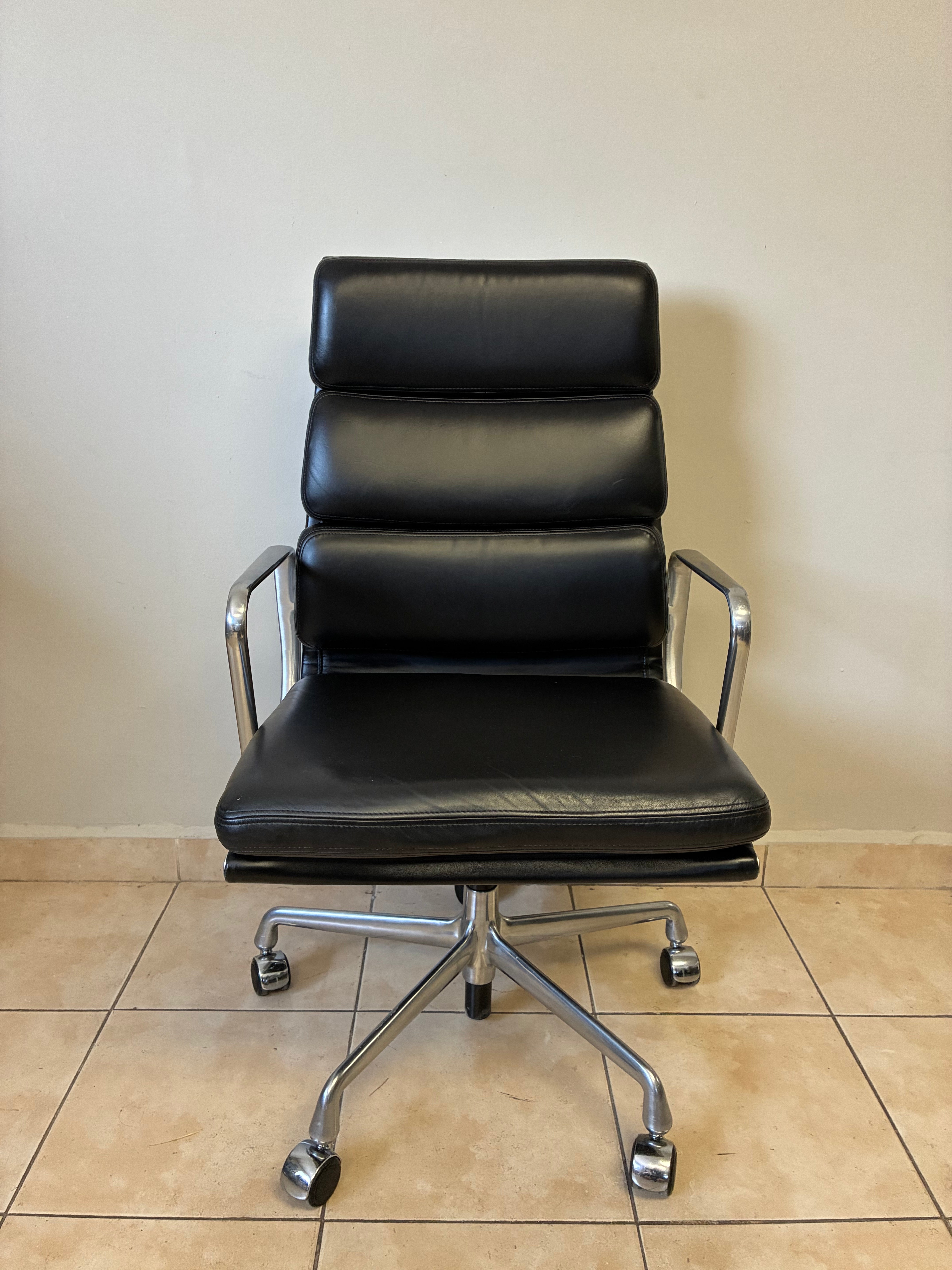 Silla Eames Softpad Media Acolchada Herman Miller de Piel Negra - Preowned