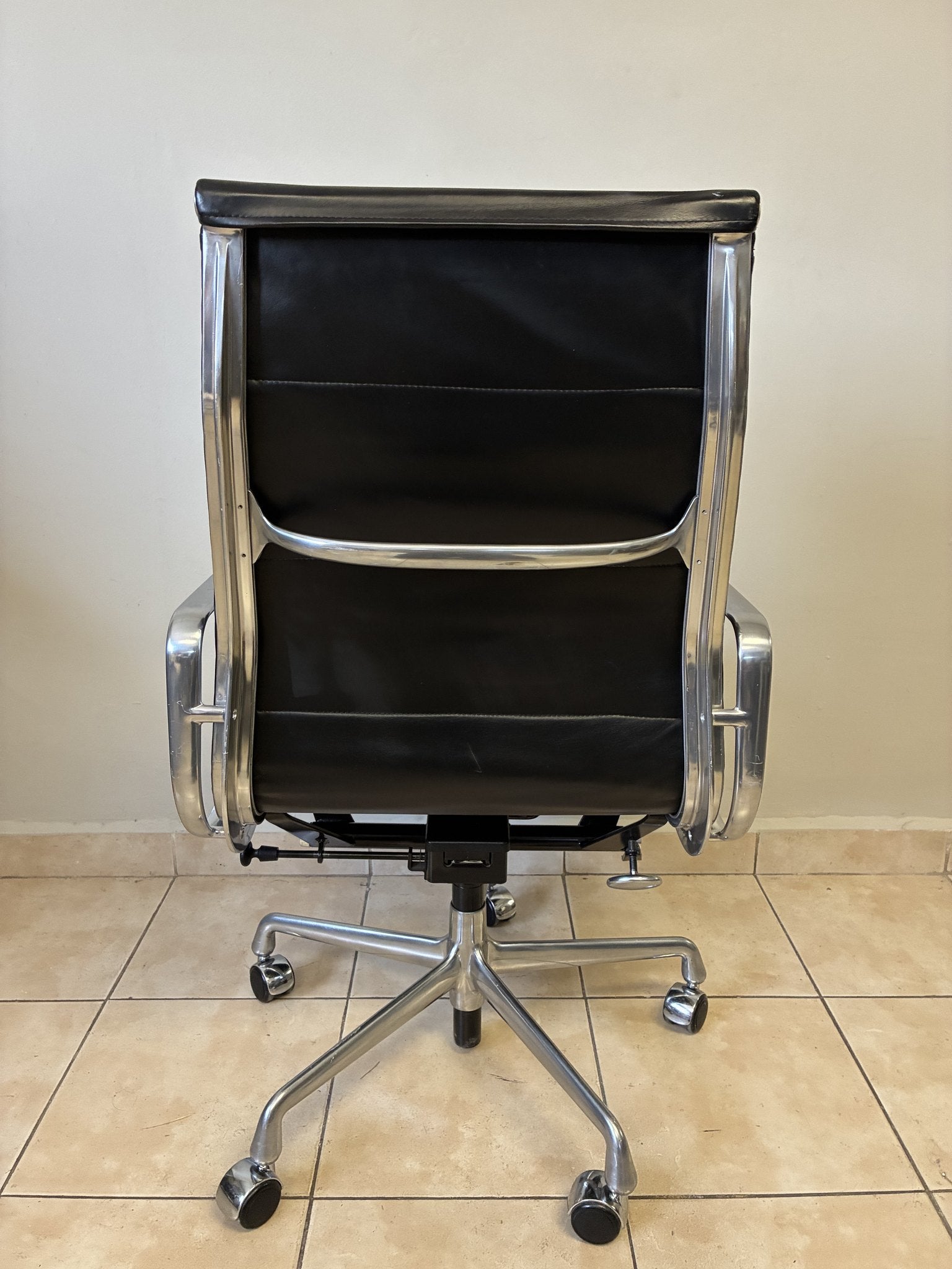 Silla ergonómica Herman Miller Eames Softpad Media Acolchada de piel negra, vista trasera completa.