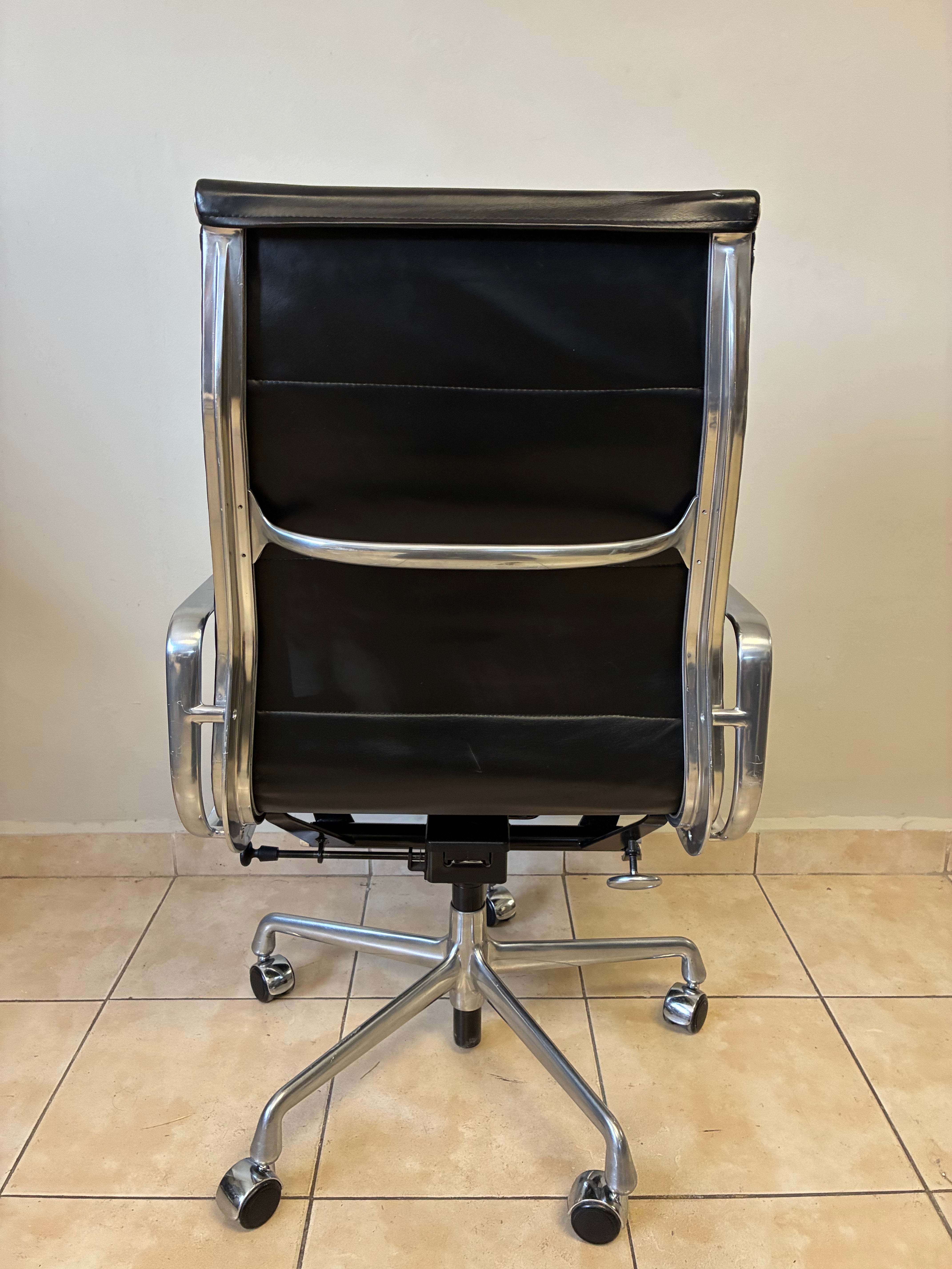 Silla Eames Softpad Media Acolchada Herman Miller de Piel Negra - Preowned
