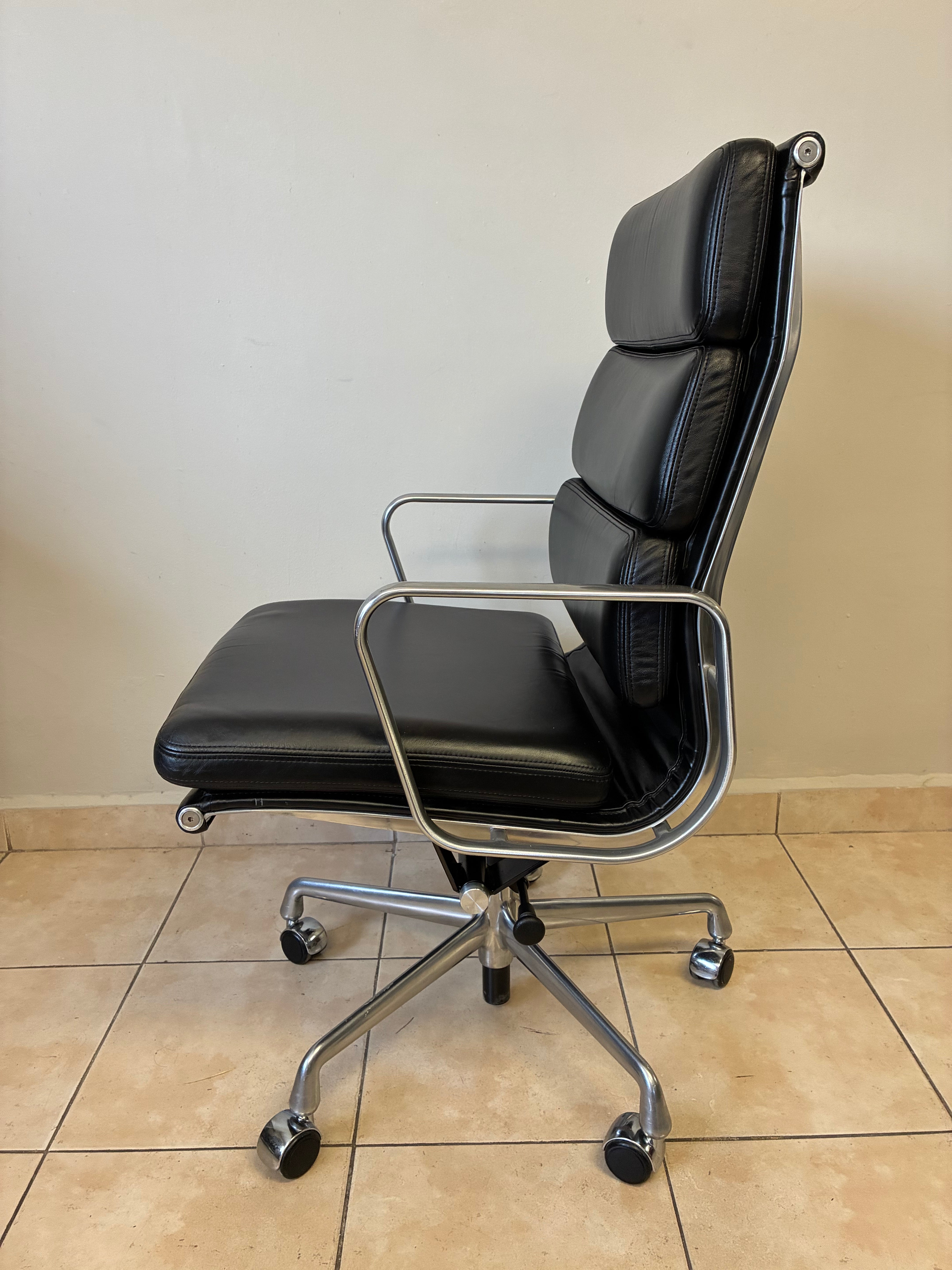Silla Eames Softpad Media Acolchada Herman Miller de Piel Negra - Preowned