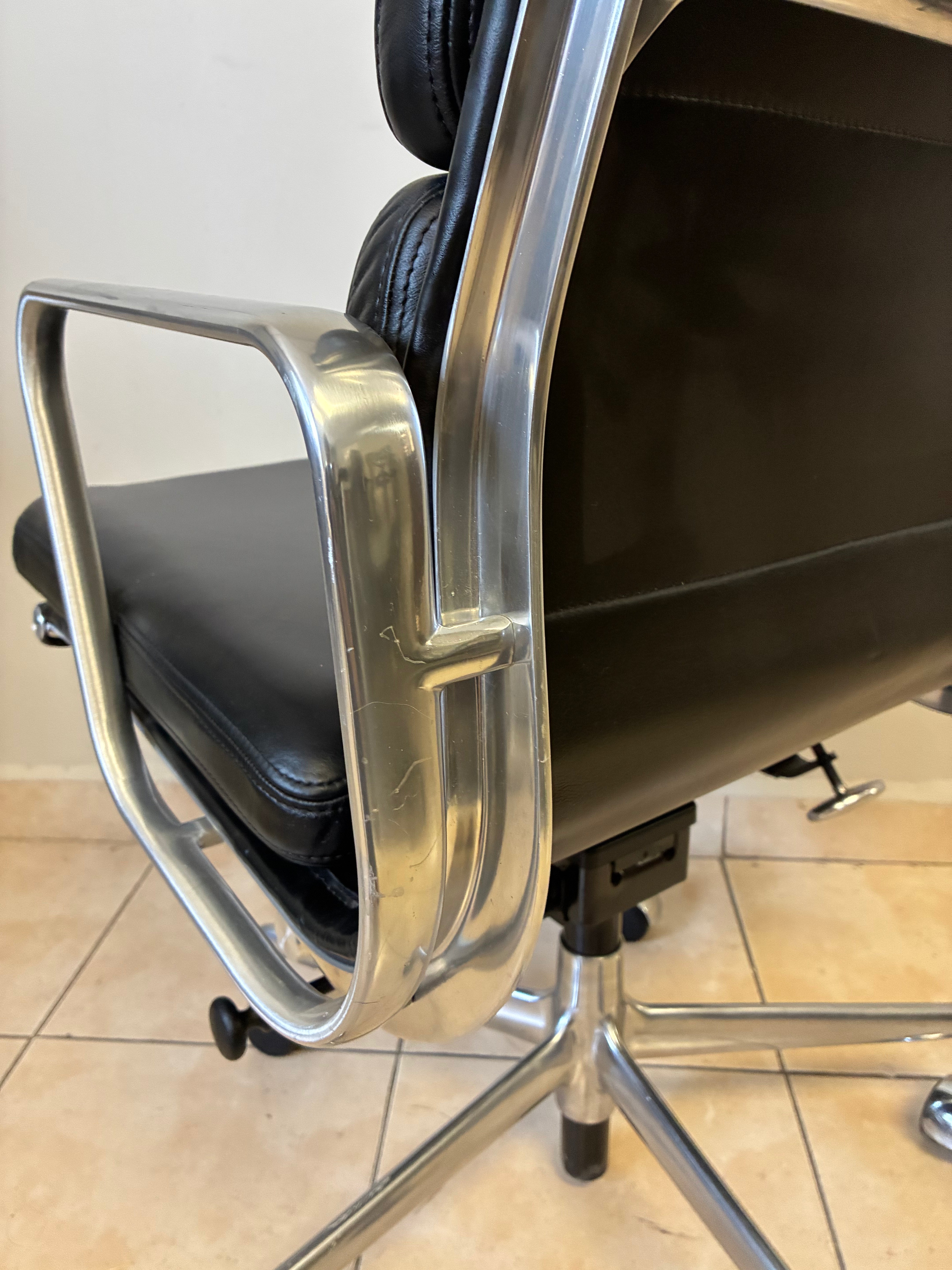 Silla Eames Softpad Media Acolchada Herman Miller de Piel Negra - Preowned