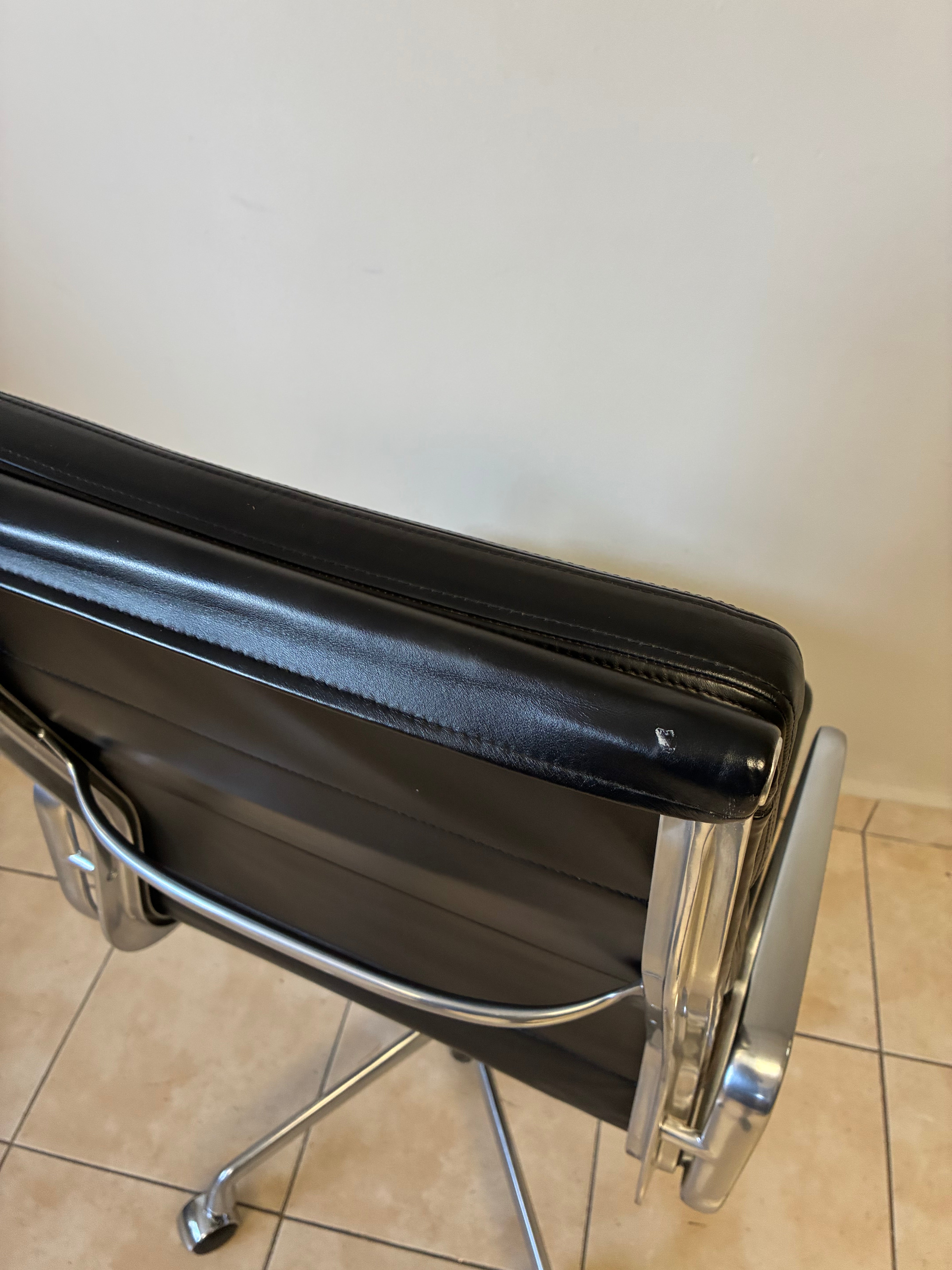 Silla Eames Softpad Media Acolchada Herman Miller de Piel Negra - Preowned