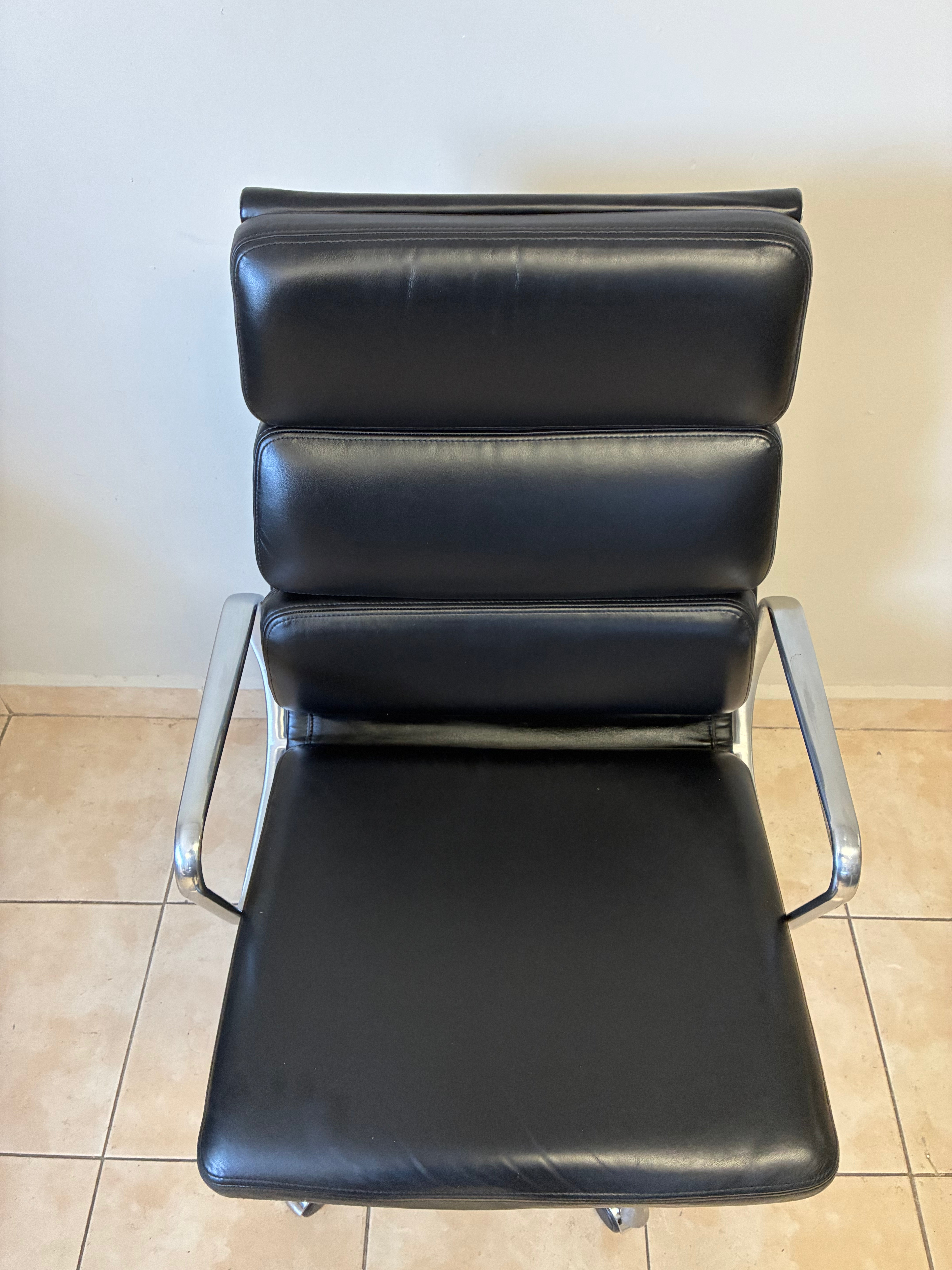 Silla Eames Softpad Media Acolchada Herman Miller de Piel Negra - Preowned