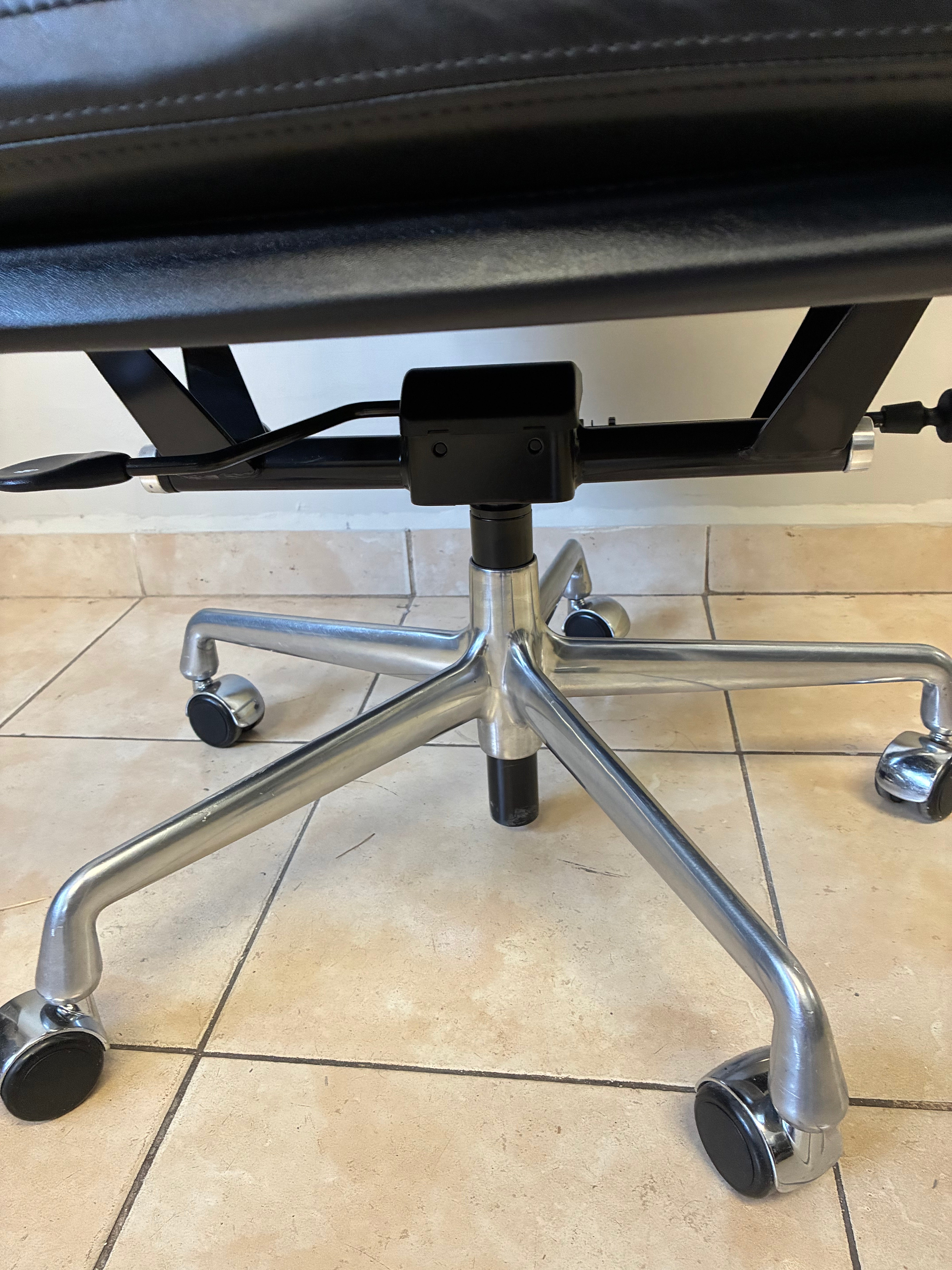 Silla Eames Softpad Media Acolchada Herman Miller de Piel Negra - Preowned