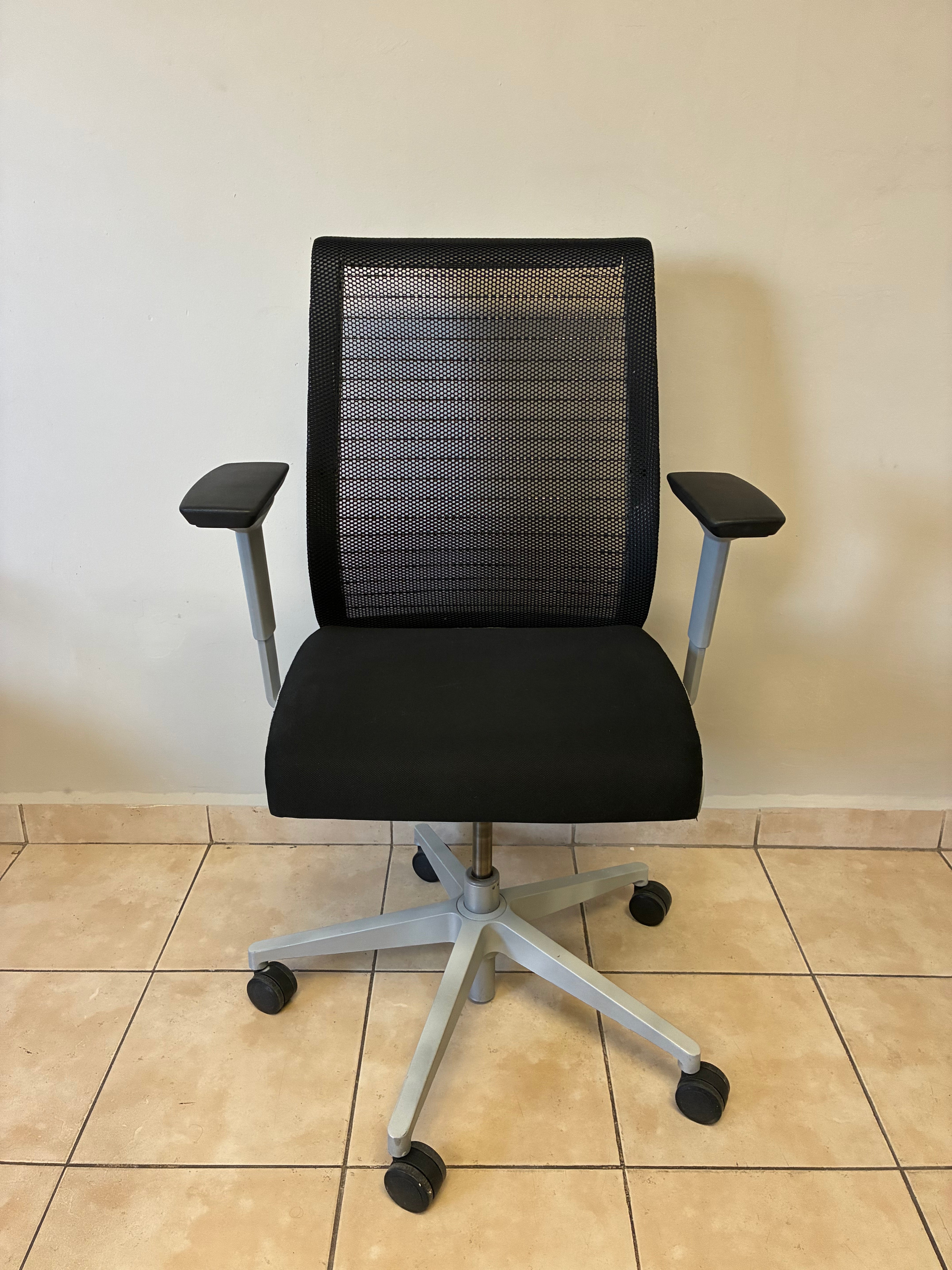 Silla Steelcase Think V2 color Negro/Gris-  Preowned