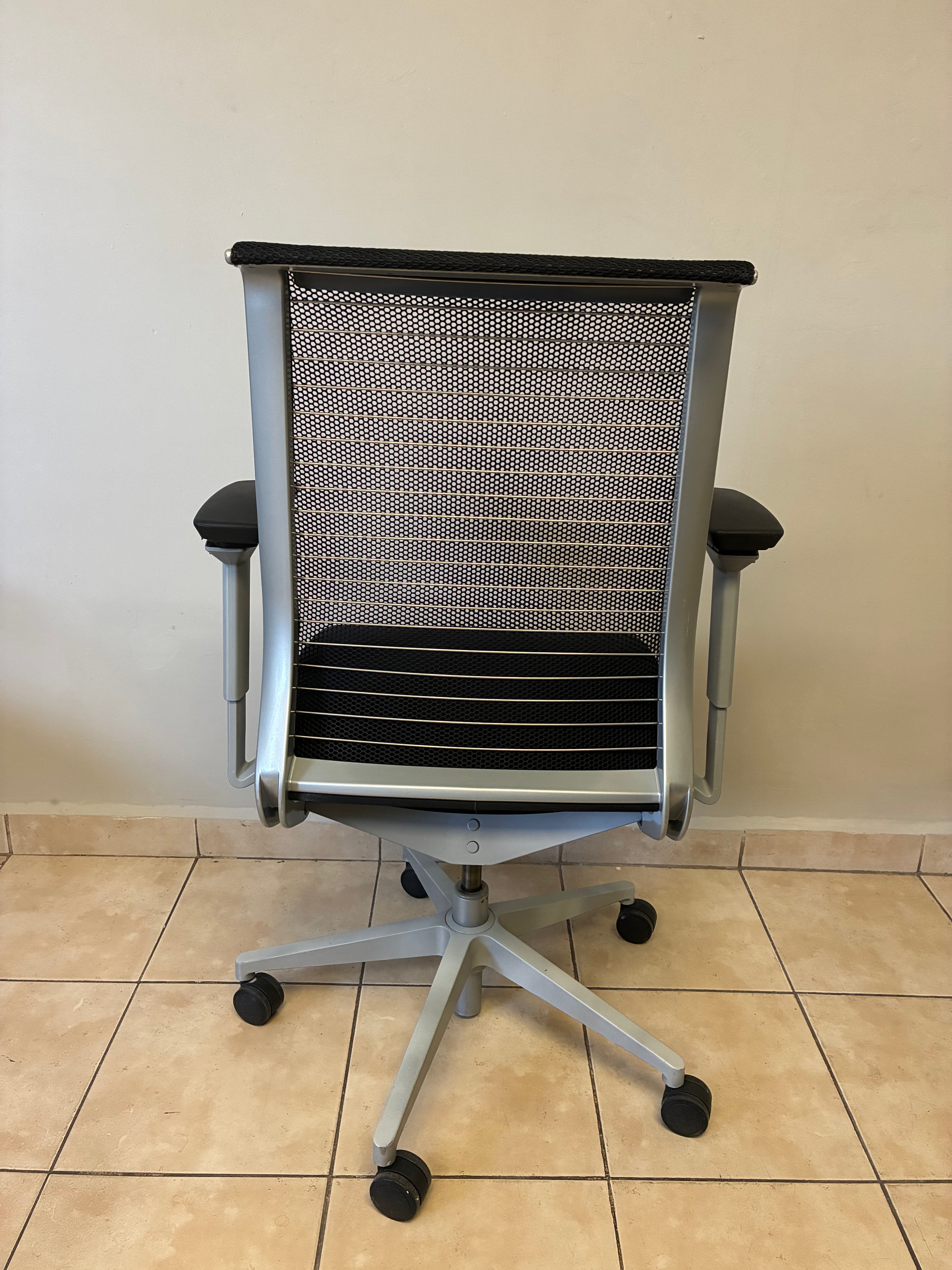 Silla Steelcase Think V2 color Negro/Gris-  Preowned