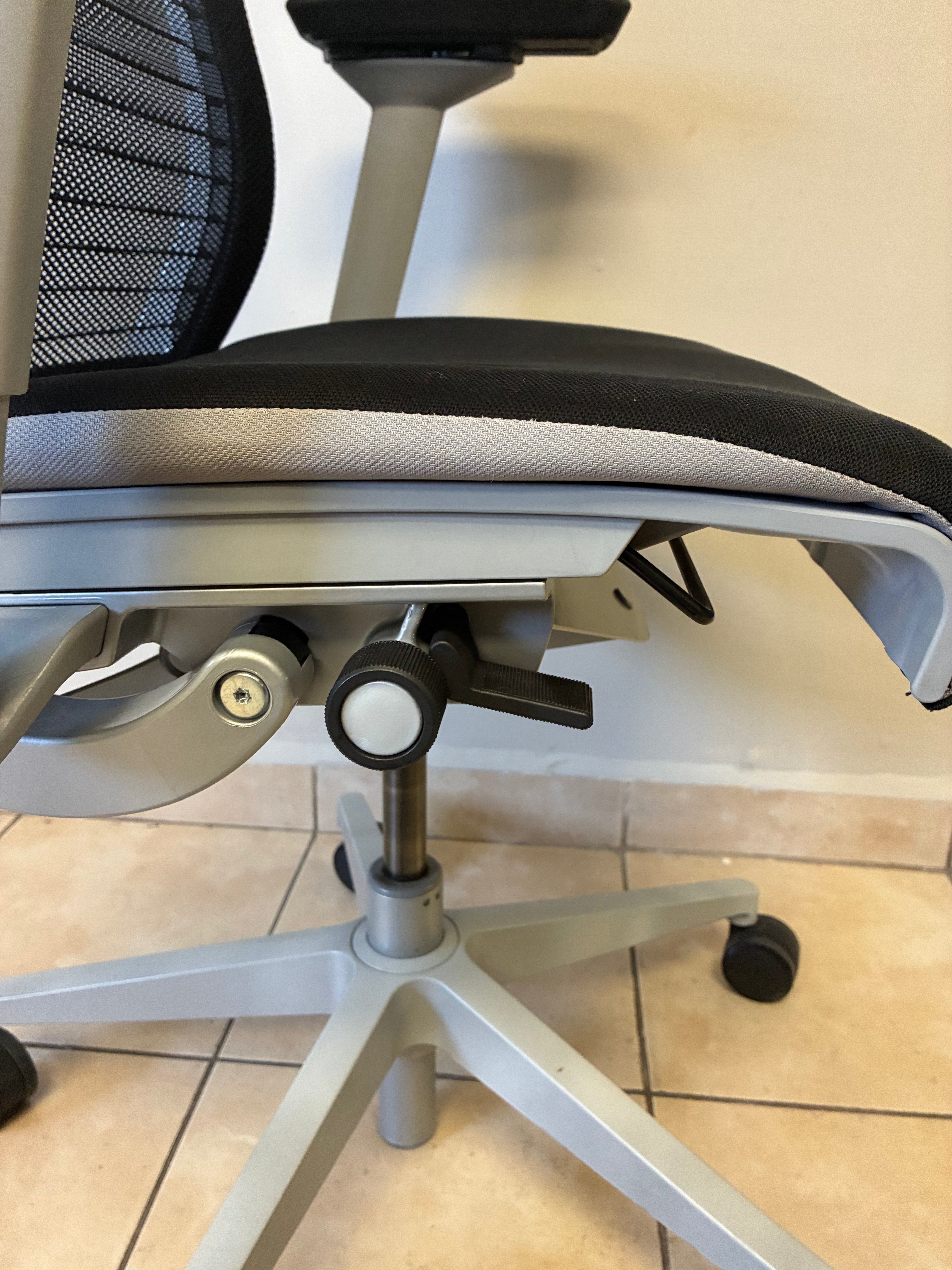 Silla Steelcase Think V2 color Negro/Gris-  Preowned