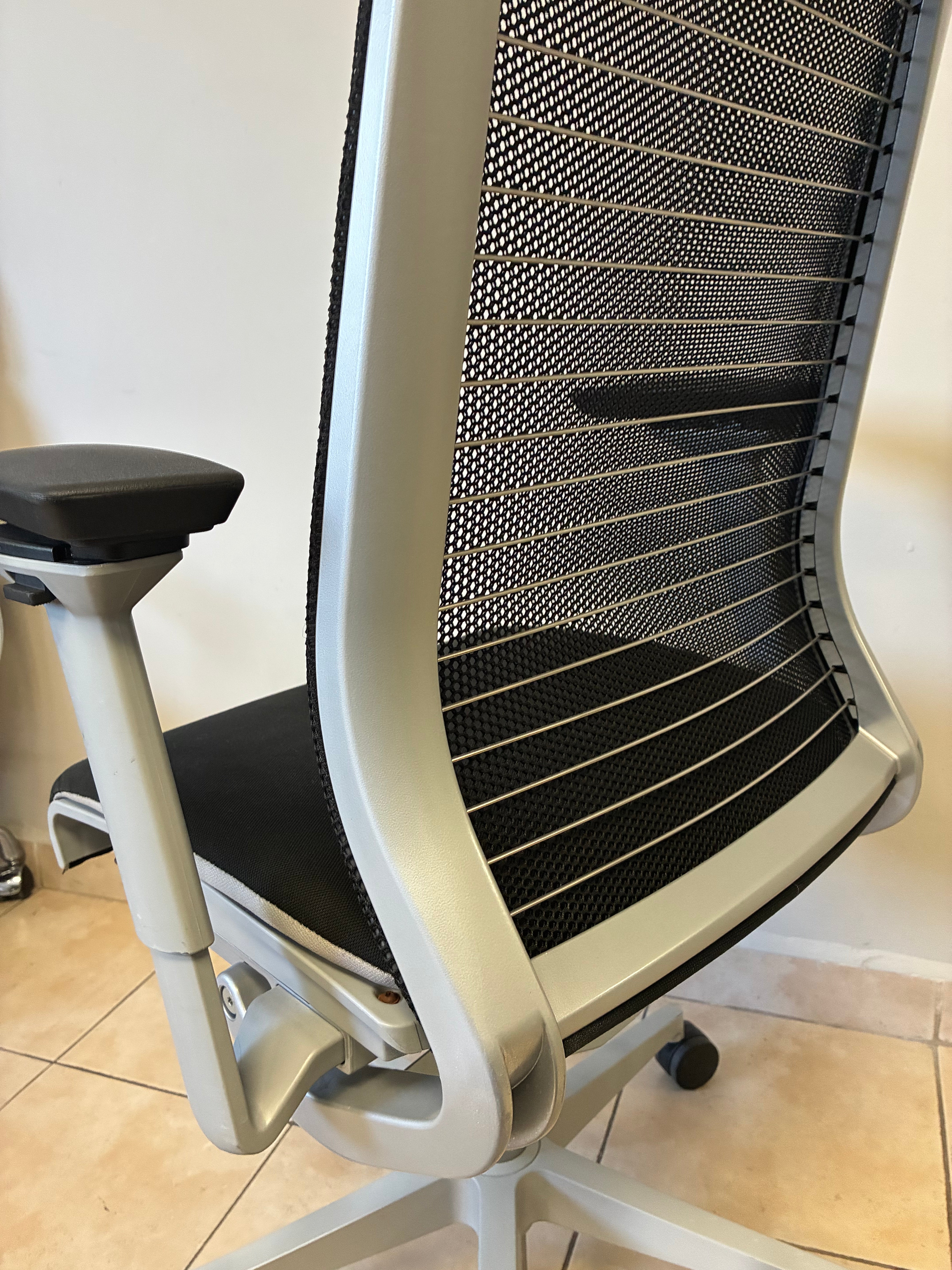 Silla Steelcase Think V2 color Negro/Gris-  Preowned