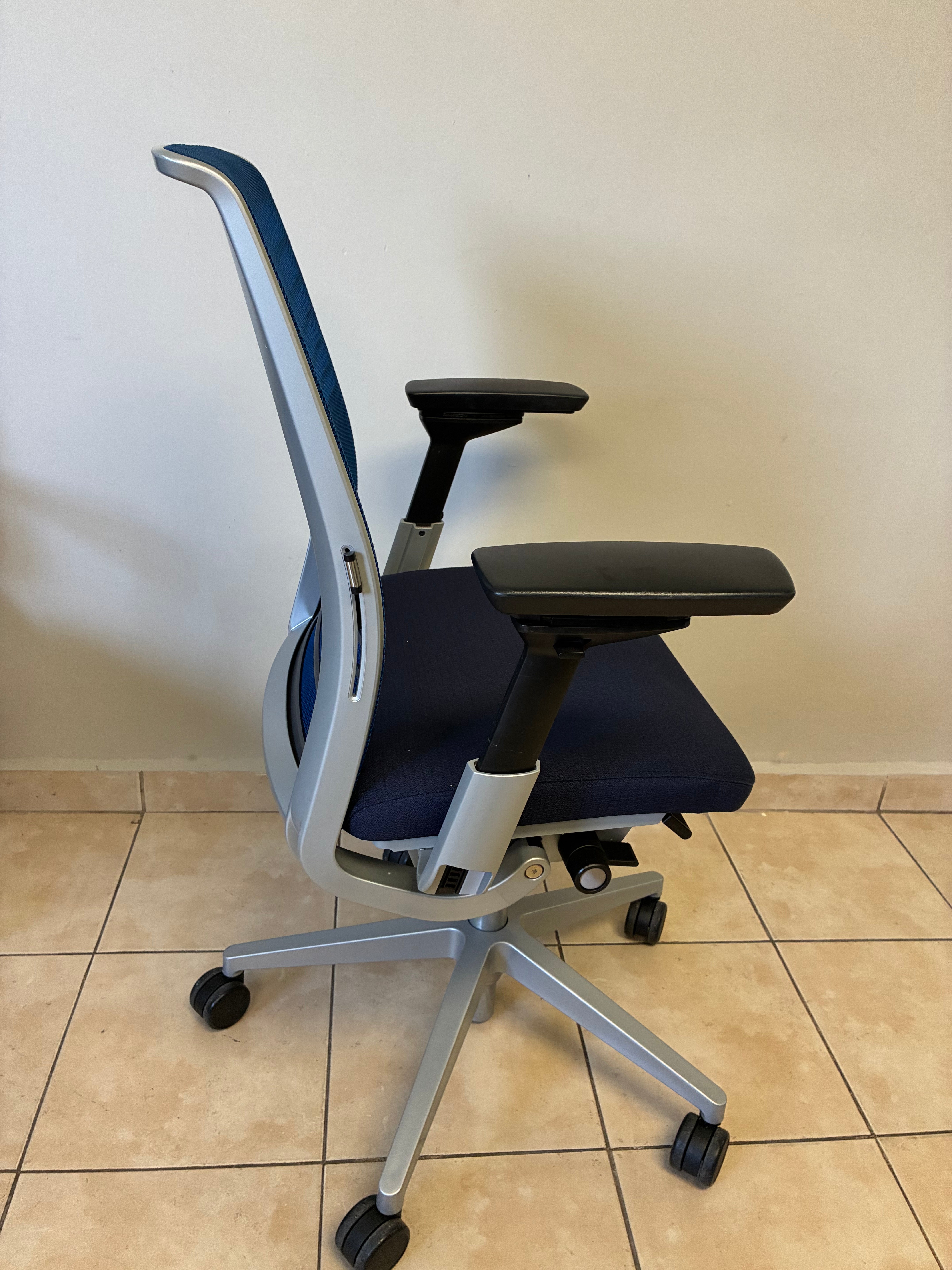 Silla Steelcase Think V2 color Azul-  Preowned