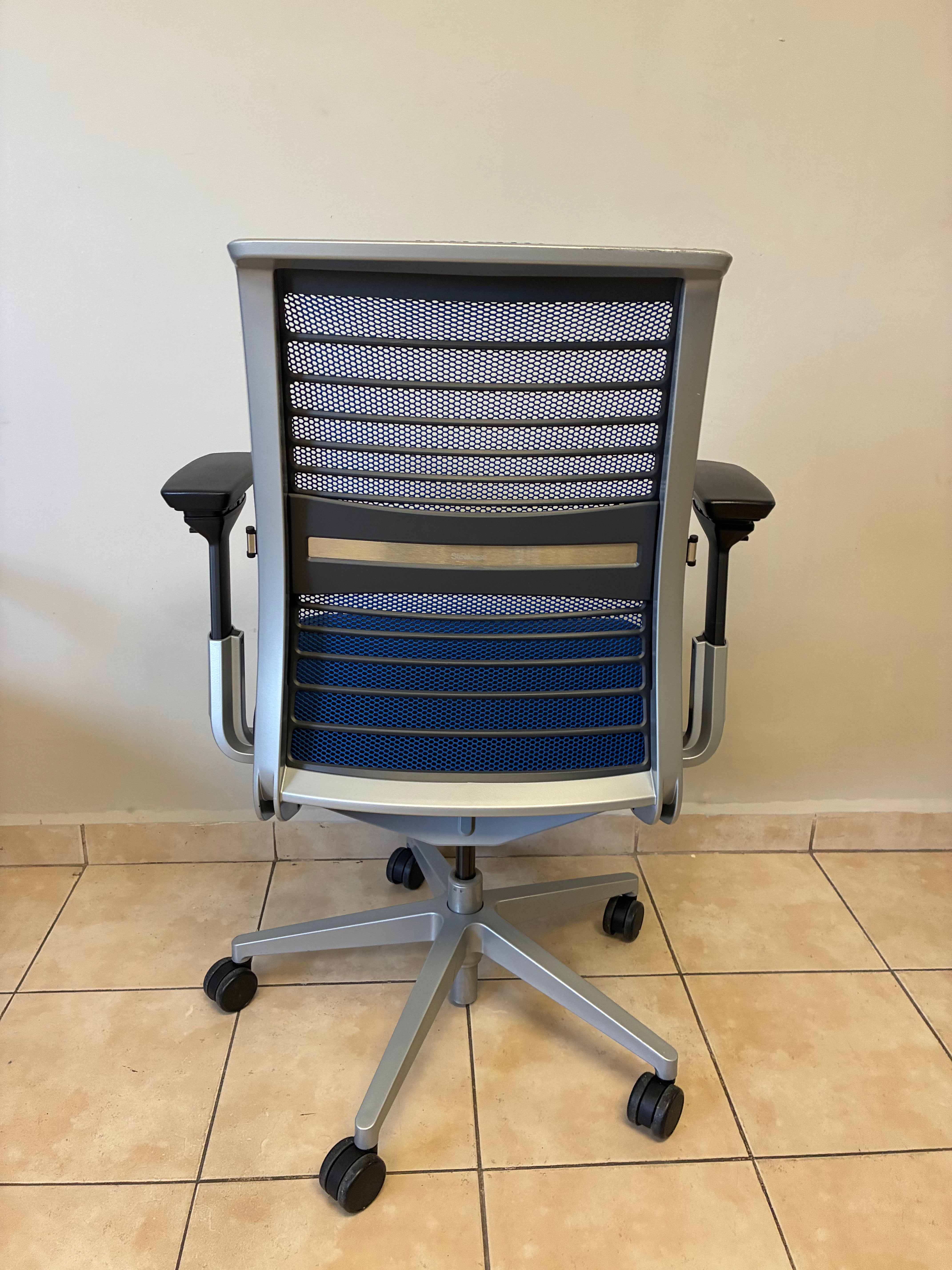 Silla Steelcase Think V2 color Azul-  Preowned