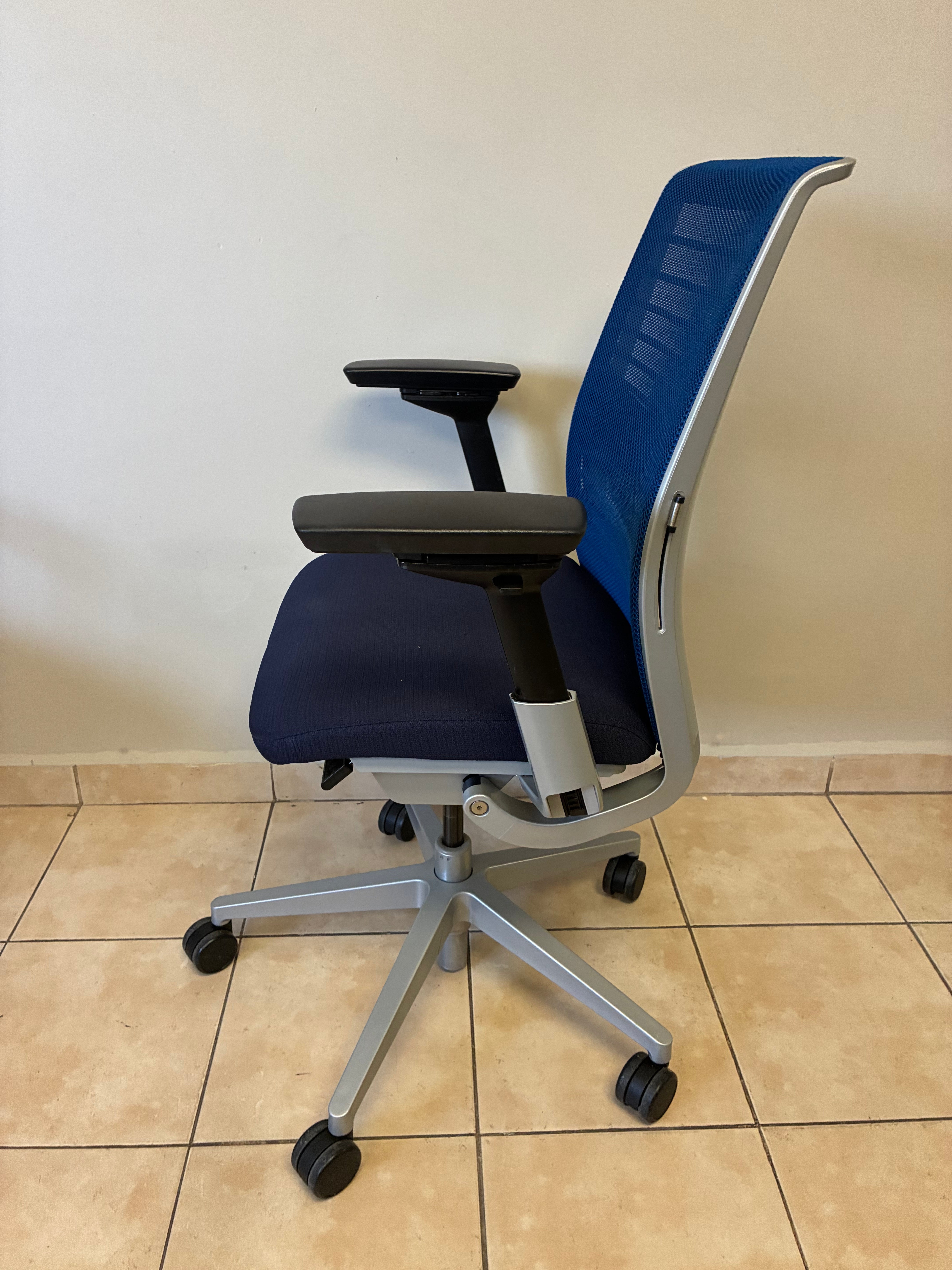 Silla Steelcase Think V2 color Azul-  Preowned