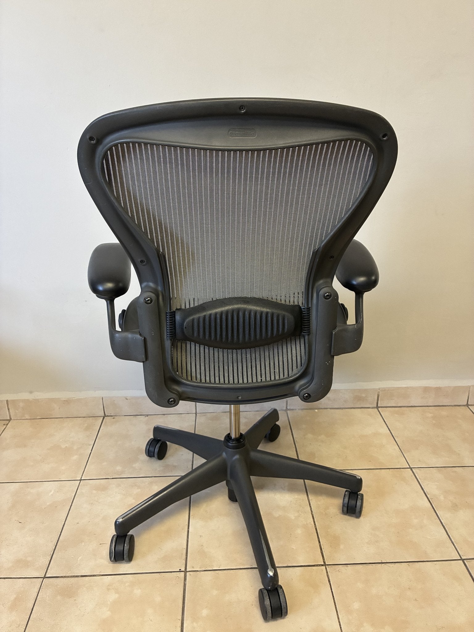 Silla de oficina Herman Miller Aeron Classic Talla B en grafito/gris, vista trasera completa mostrando su respaldo de.
