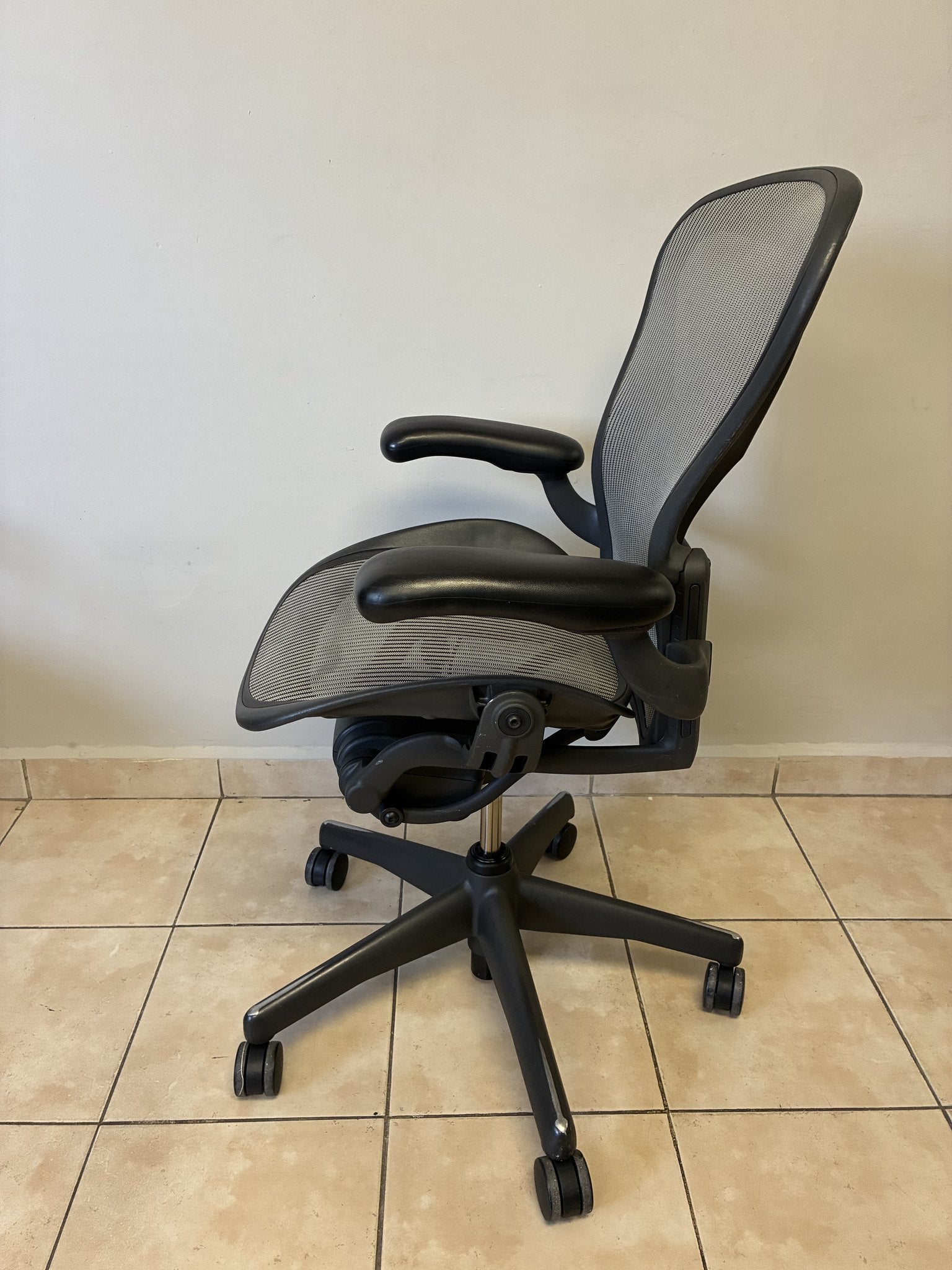 Silla de oficina Herman Miller Aeron Classic Talla B, grafito/gris, vista lateral completa