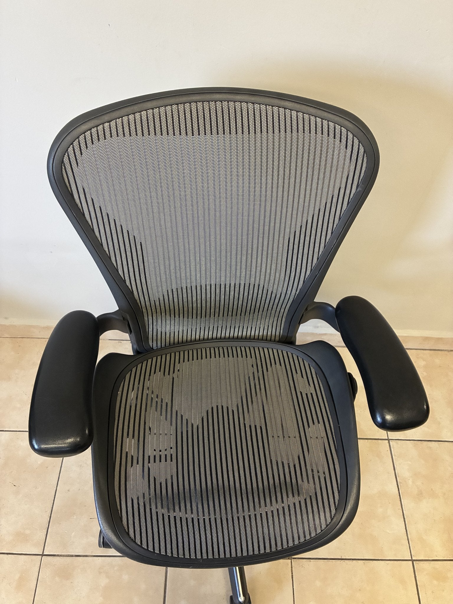Silla de oficina Herman Miller Aeron Classic Talla B en color grafito/gris, vista frontal.