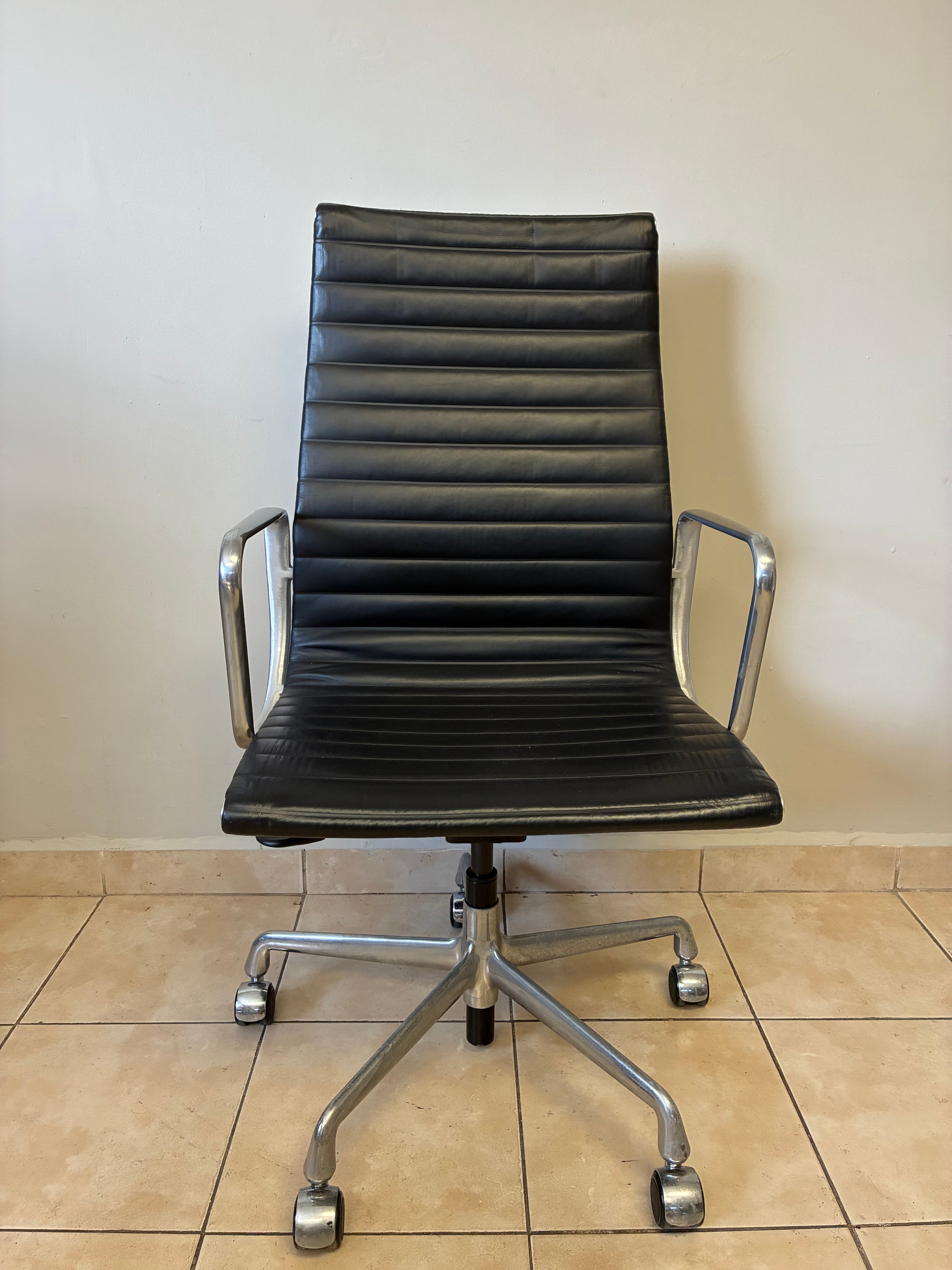 Silla Eames Media Herman Miller de Piel Negra - Preowned