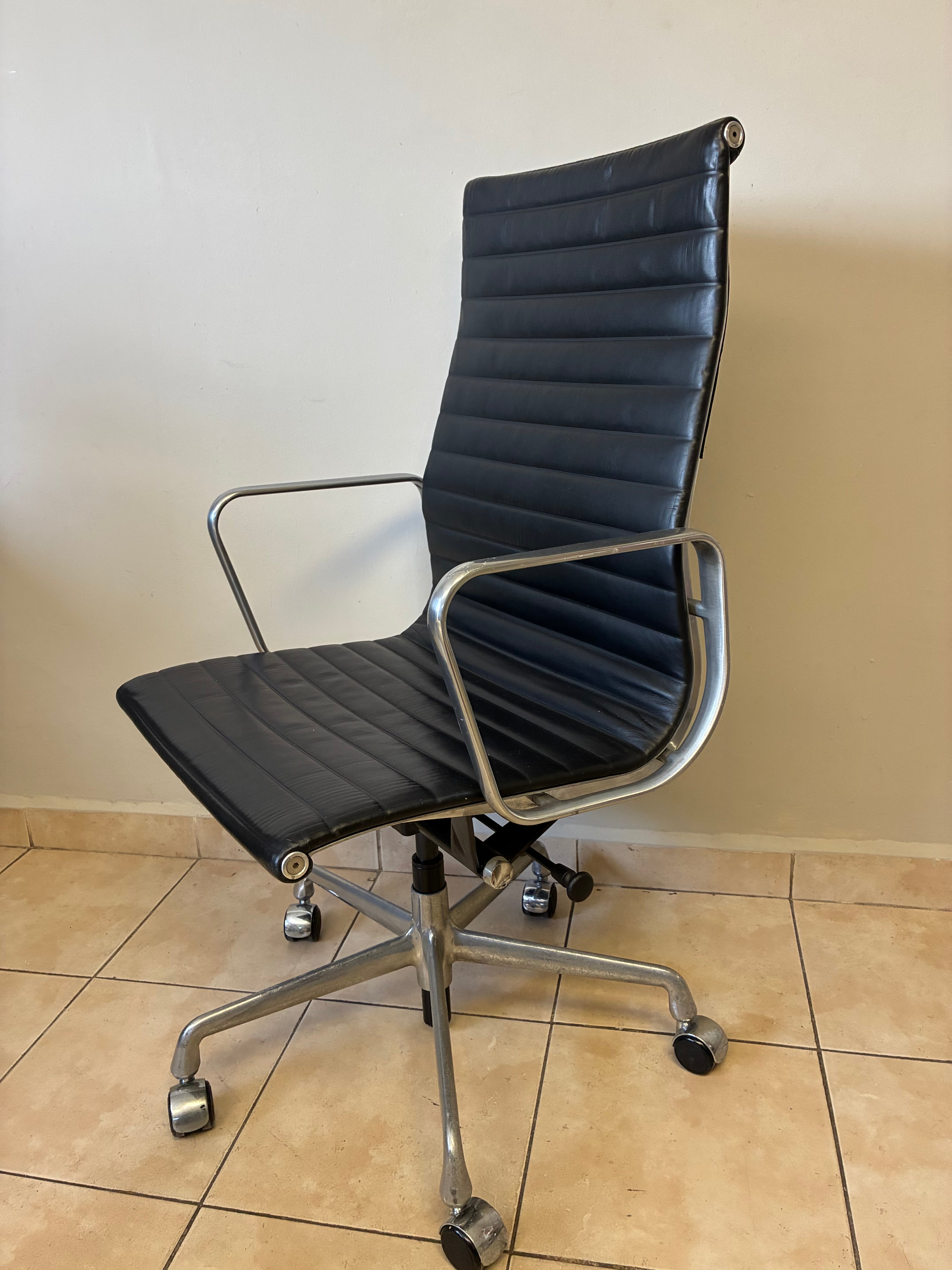 Silla Eames Media Herman Miller de Piel Negra - Preowned