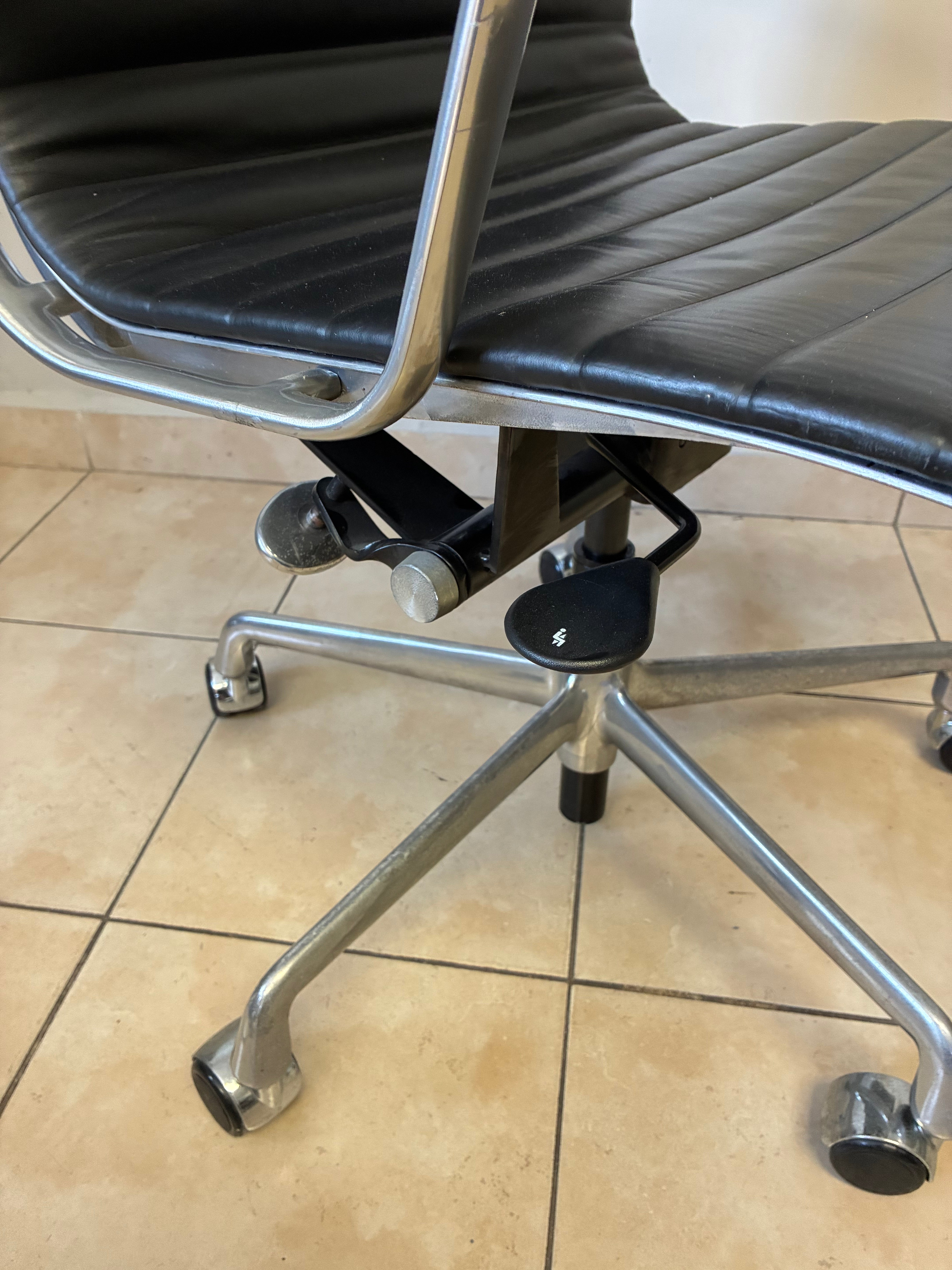 Silla Eames Media Herman Miller de Piel Negra - Preowned