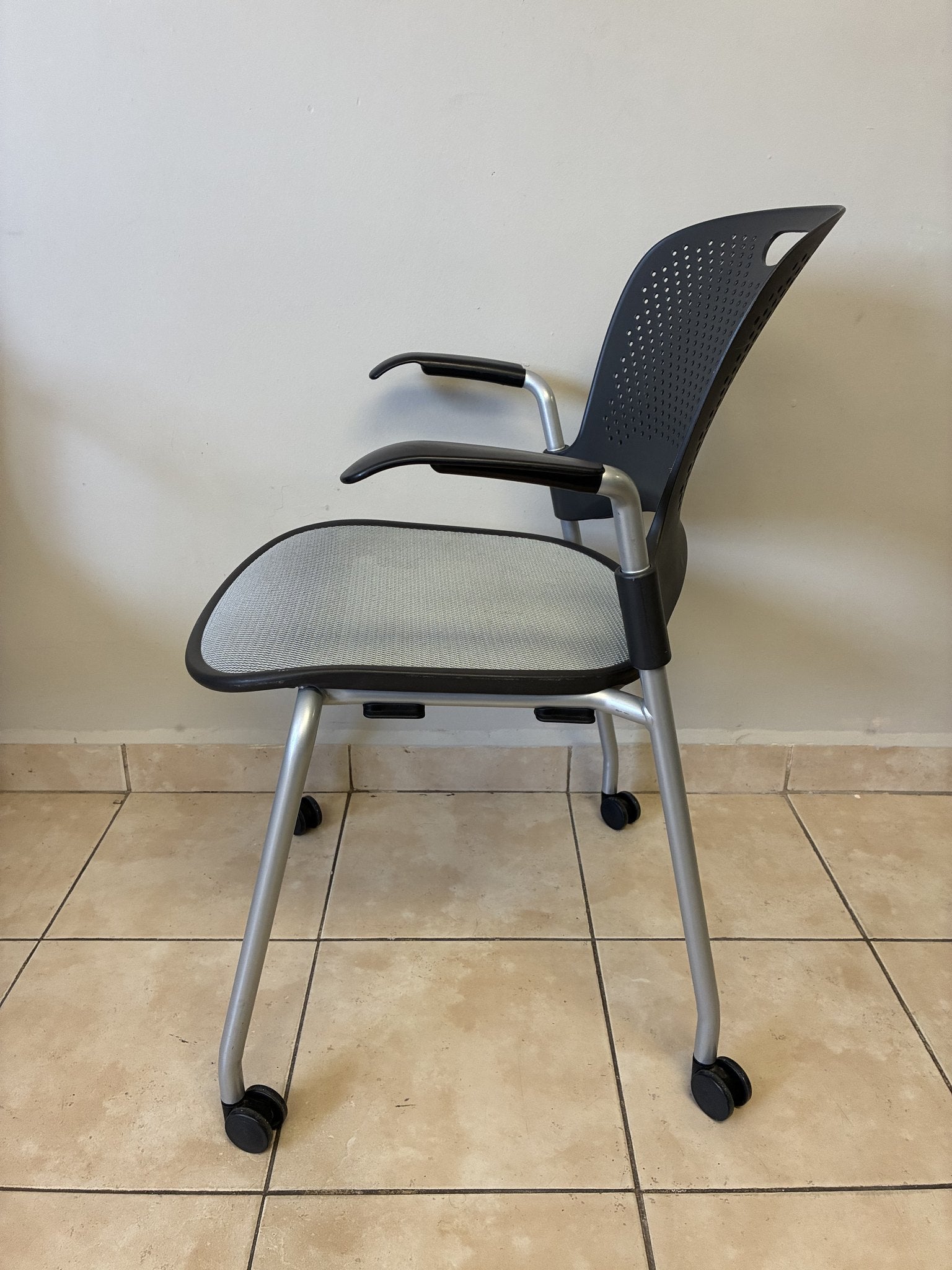 Silla ergonómica Herman Miller Caper pre-owned en negro y gris, vista lateral.